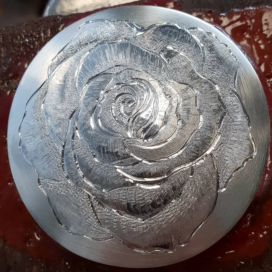 Ros graverad p&aring; lock till silverdosa. Hela processen i bilder. #gravyr #engraving #grabado