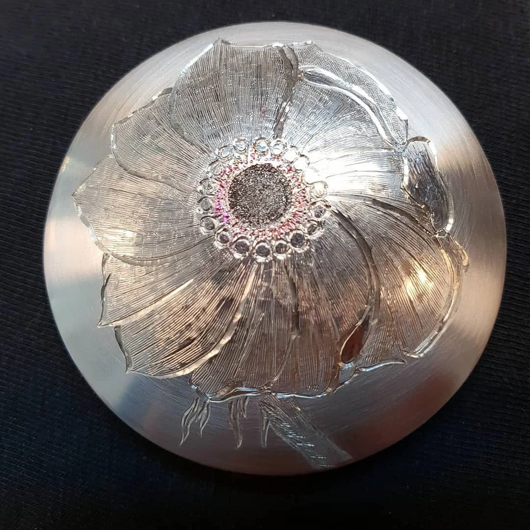 Anemon blomma graverad p&aring; locket till en silverdosa. Fr&aring;n skiss till f&auml;rdig gravyr. #gravyr #engarving #grabado