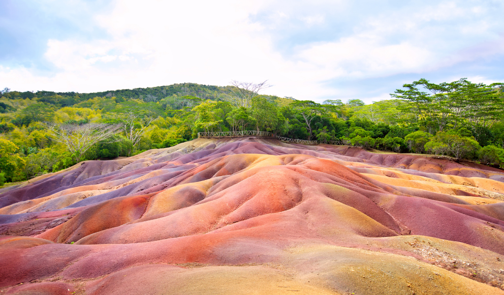 Mauritius - Seven Coloured Earths.png