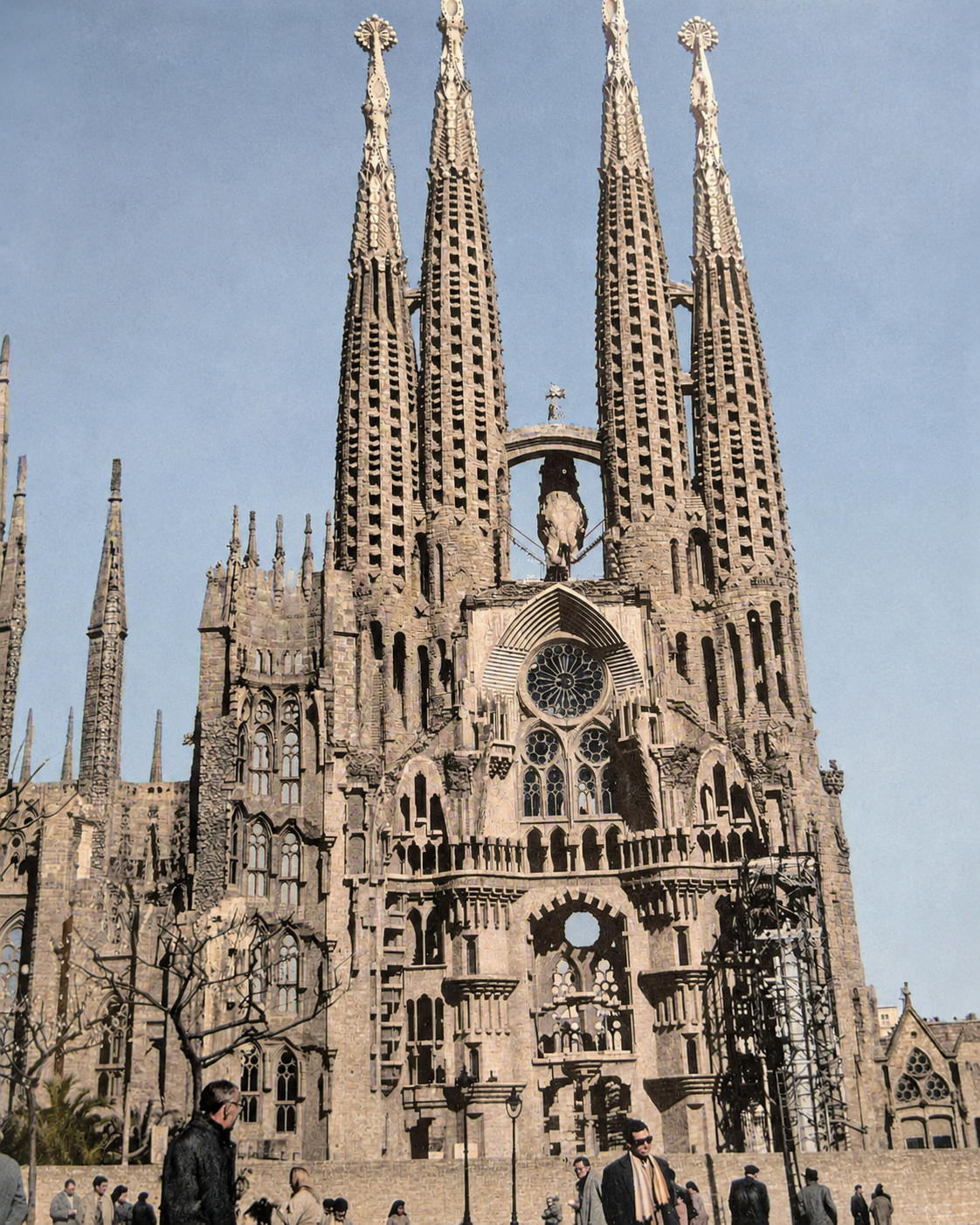 Del archivo al movimiento: recrear la Sagrada Familia antigua con IA