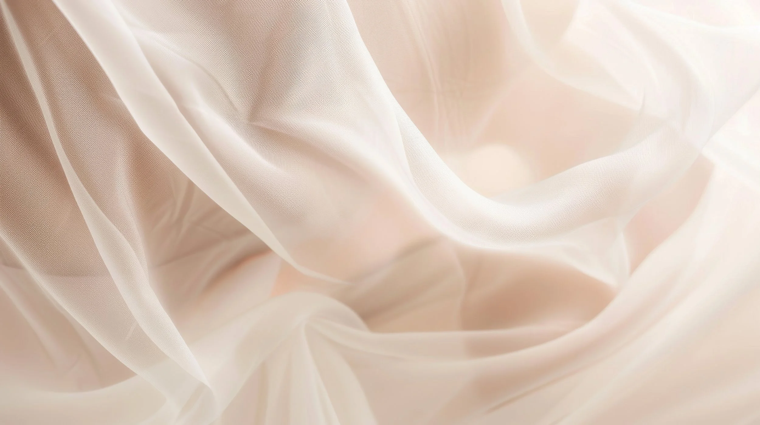 Tissu en satin beige doux et léger avec des plis délicats.