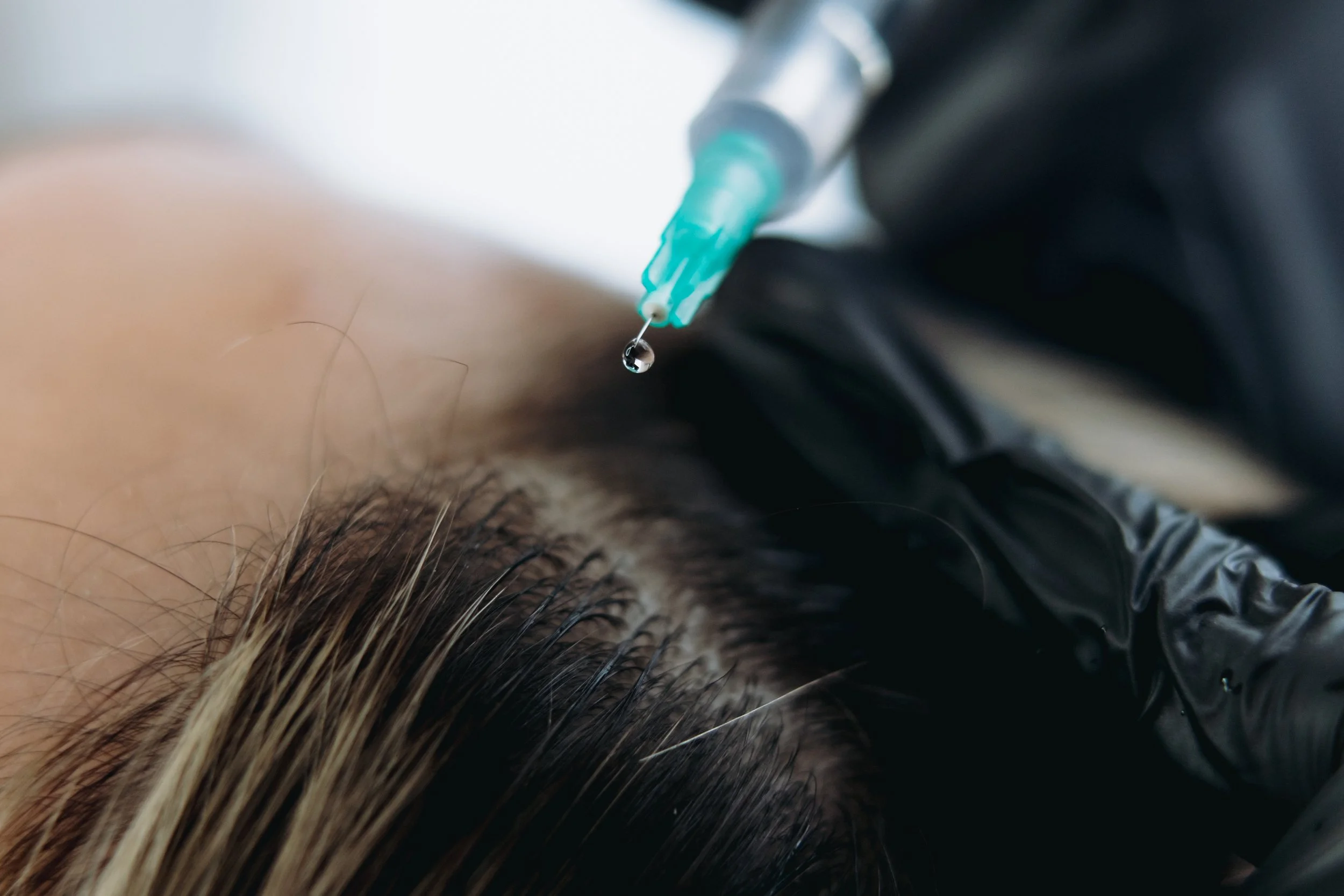 Une injection administrée à la tête d'une personne