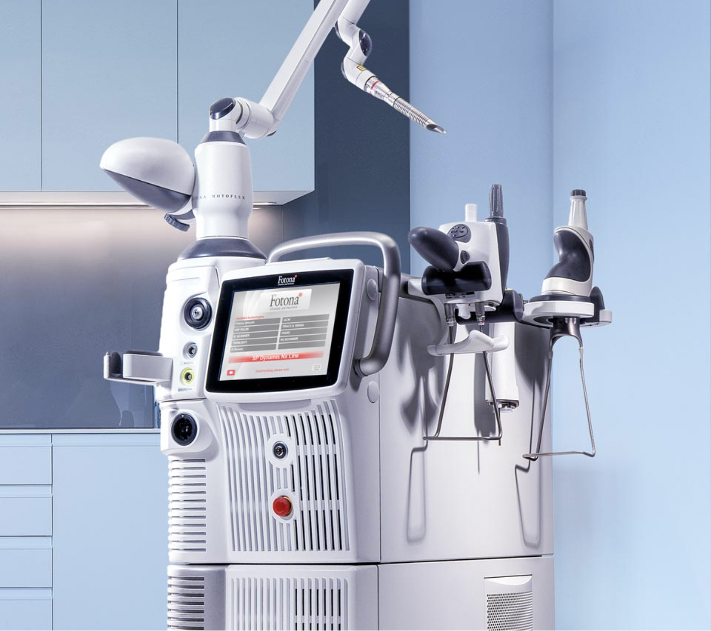 Appareil médical sophistiqué avec écran tactile et bras articulés, utilisé dans une salle blanche, probablement pour des procédures médicales ou chirurgicales.