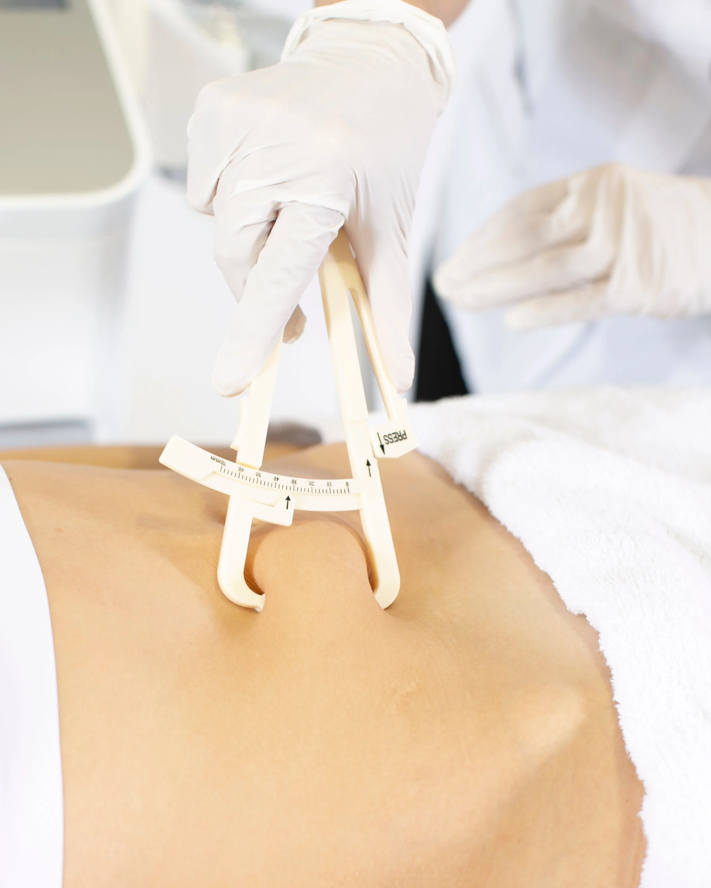 Prise de mesures médicales sur un patient à l'aide d'un instrument de mesure, dans un cadre médical.