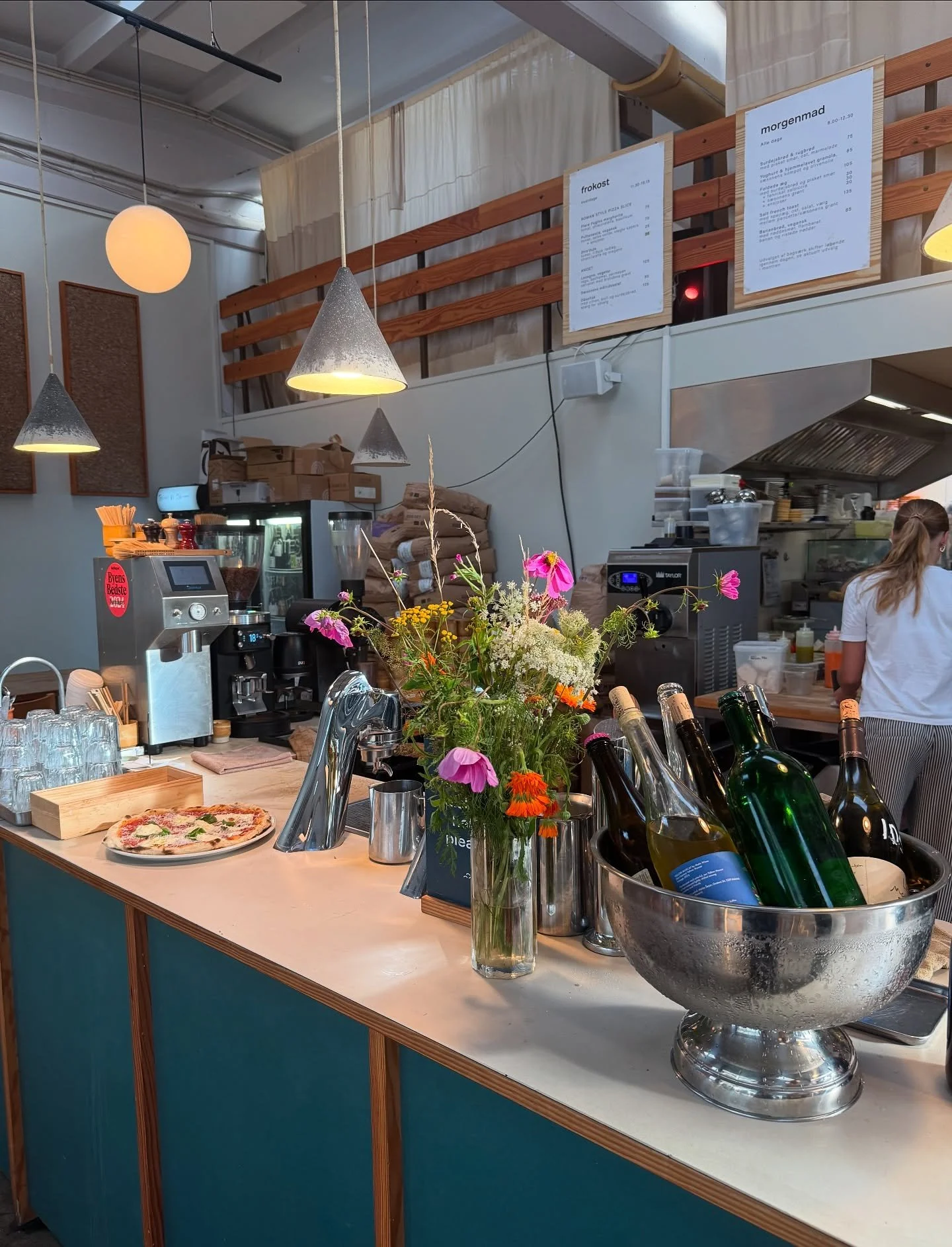 life lately 💖
1. Friday pizza & drinks @flerefugle in Nordvest
2. juice & work @audohouse in Nordhavn
3. @garbanzopitabar take away at Nordhavn 💦☀️
4 & 5: Friday morning after yoga @originalcoffee at the Lakes
6 & 7: dinner at @sup