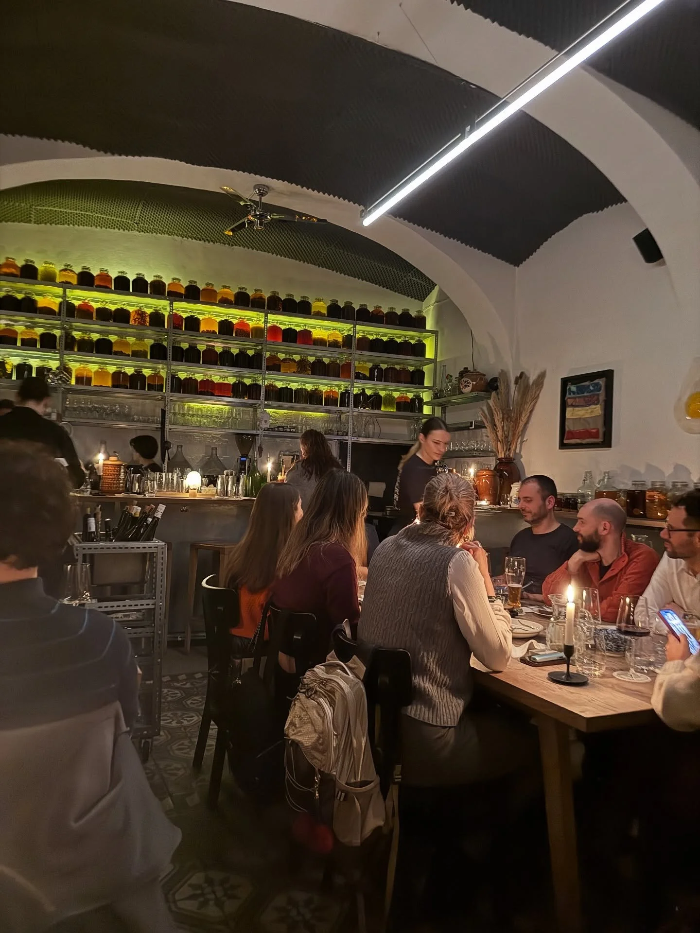 A weekend full of all my favorite foods, restaurants and vibes in Vienna! Was good to be back in my home country for some days 🫠
In case you are planning your next trip - def. save those recommendations 🫰🏻🫶🏻
1-4: @bruder.xyz 
5-6: @gmoakeller_wi