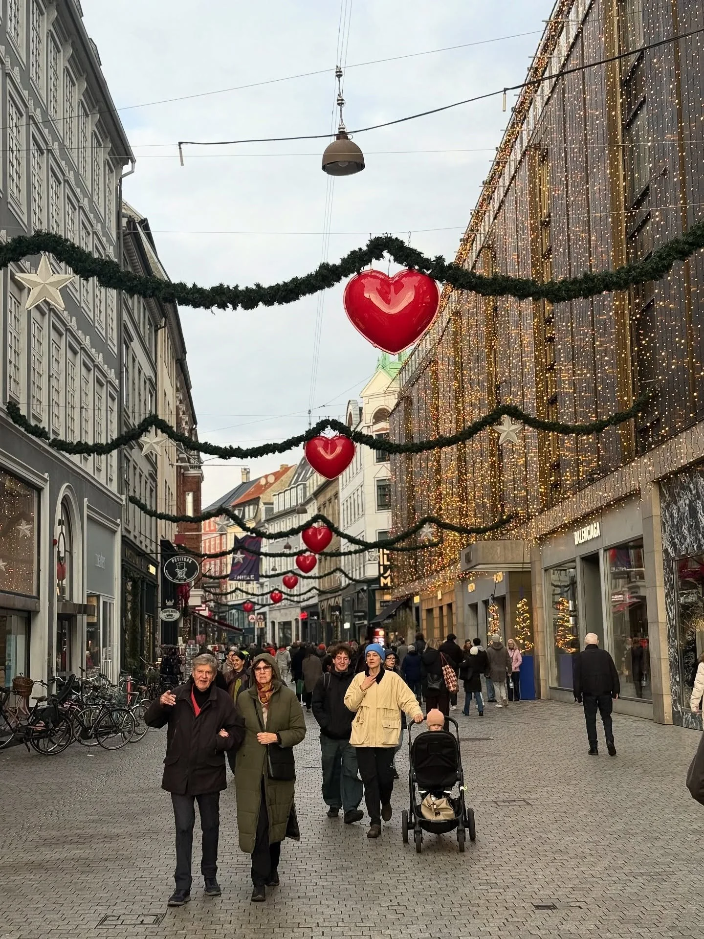 Christmas shopping in Copenhagen 🎄
Let me show you my favorite Scandi design pieces I&rsquo;d love to get✨.. may have bought one or two for myself 🤭
I found all pieces in @magasindunord, @illumcph and in the iconic hay house @haydesign 🫰🏻.. tagge