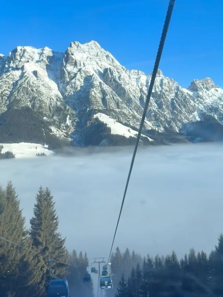 Austrian &bdquo;Lebensgef&uuml;hl&ldquo; 💙 &hellip; feeling very good in the mountains 🙏🏻 Saalbach Hinterglemm Leogang @home_of_laessig is one of my favorite ski areas and it&rsquo;s only a 1,5h drive from Salzburg. The huge variety of pistes, res