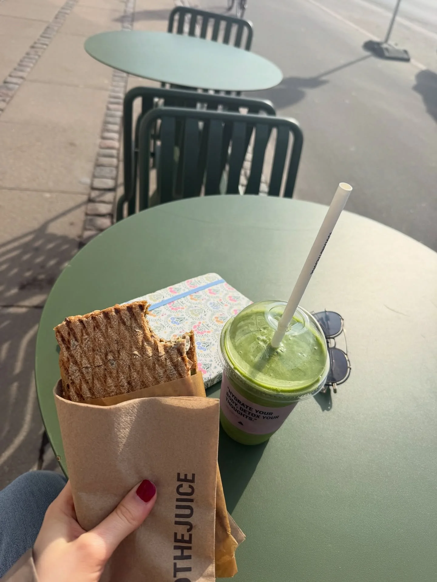 Springy lunch situations during the last work weeks 🌸
1.Classy Tunacado + green juice from @joeandthejuice 
2. checked out @ikigaicph, an Asian inspired bistro 🤌🏻
3. cycled to @flindtogoersted for a quick bite and a coffee outside. How niiiice?!
4