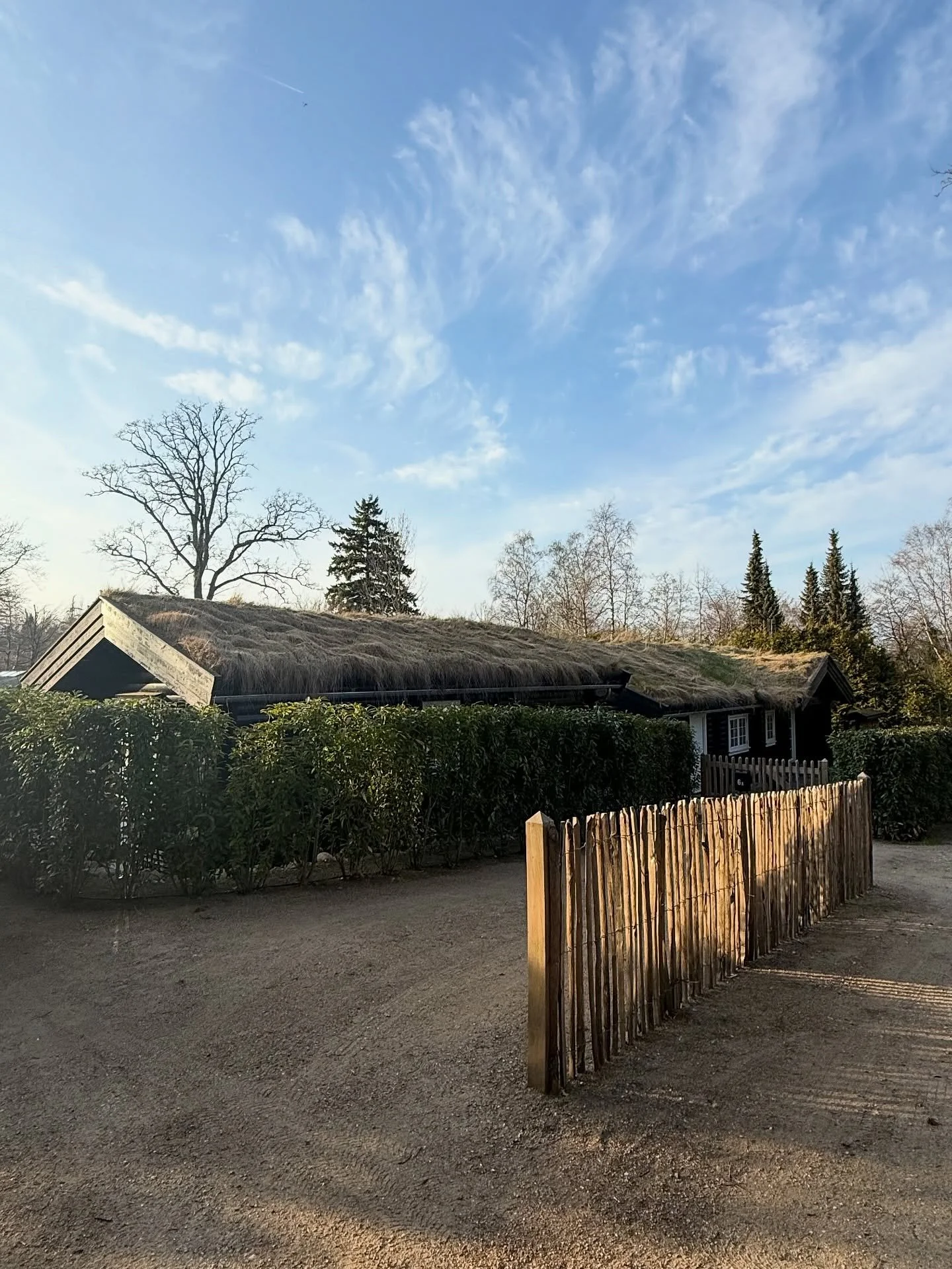 Hvor er det dejligt p&aring; Danmarks Riviera 💙
Here&lsquo;s to a lovely girls weekend in the north of Copenhagen. Lot&lsquo;s of good (Austrian) wine, homemade food, best company and looong morning walks by the sea followed by a cozy coffee pit sto
