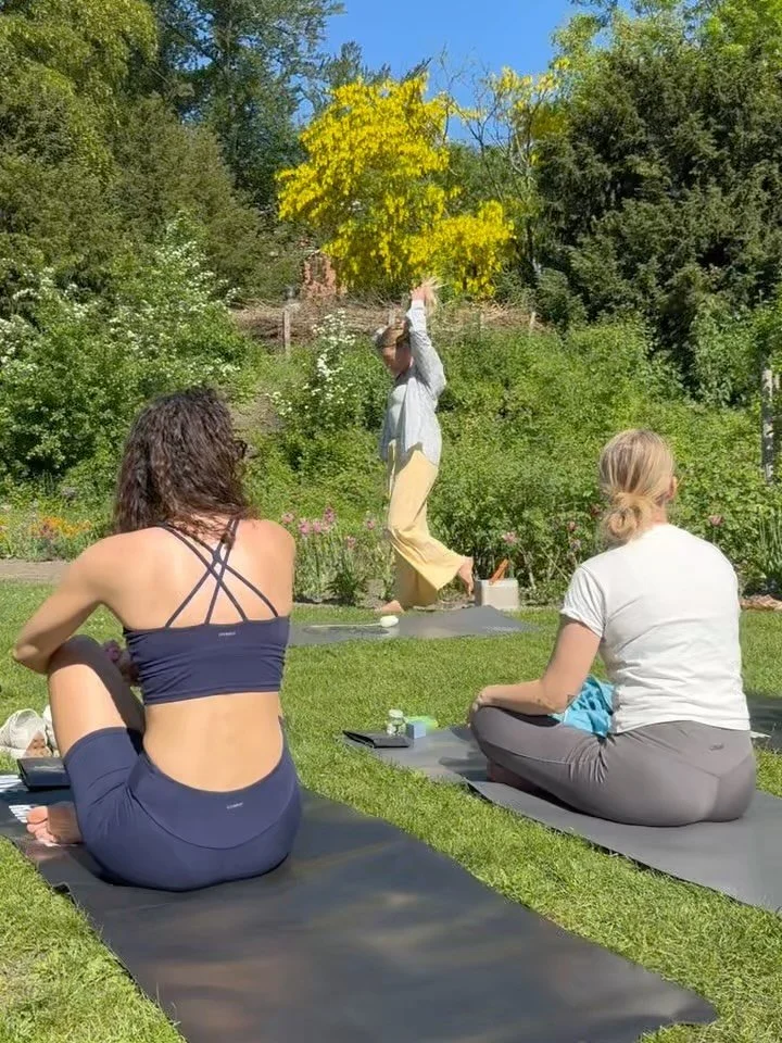 Yaay Cph summer arrived! This Monday aka public holiday was very well spent .. morning yoga outside @rave__yoga in the sun followed by a lovely (and very pretty) brunch from @veaterycph .. ended the day with a dip 💙

#cphsummer #outdooryoga #foodast