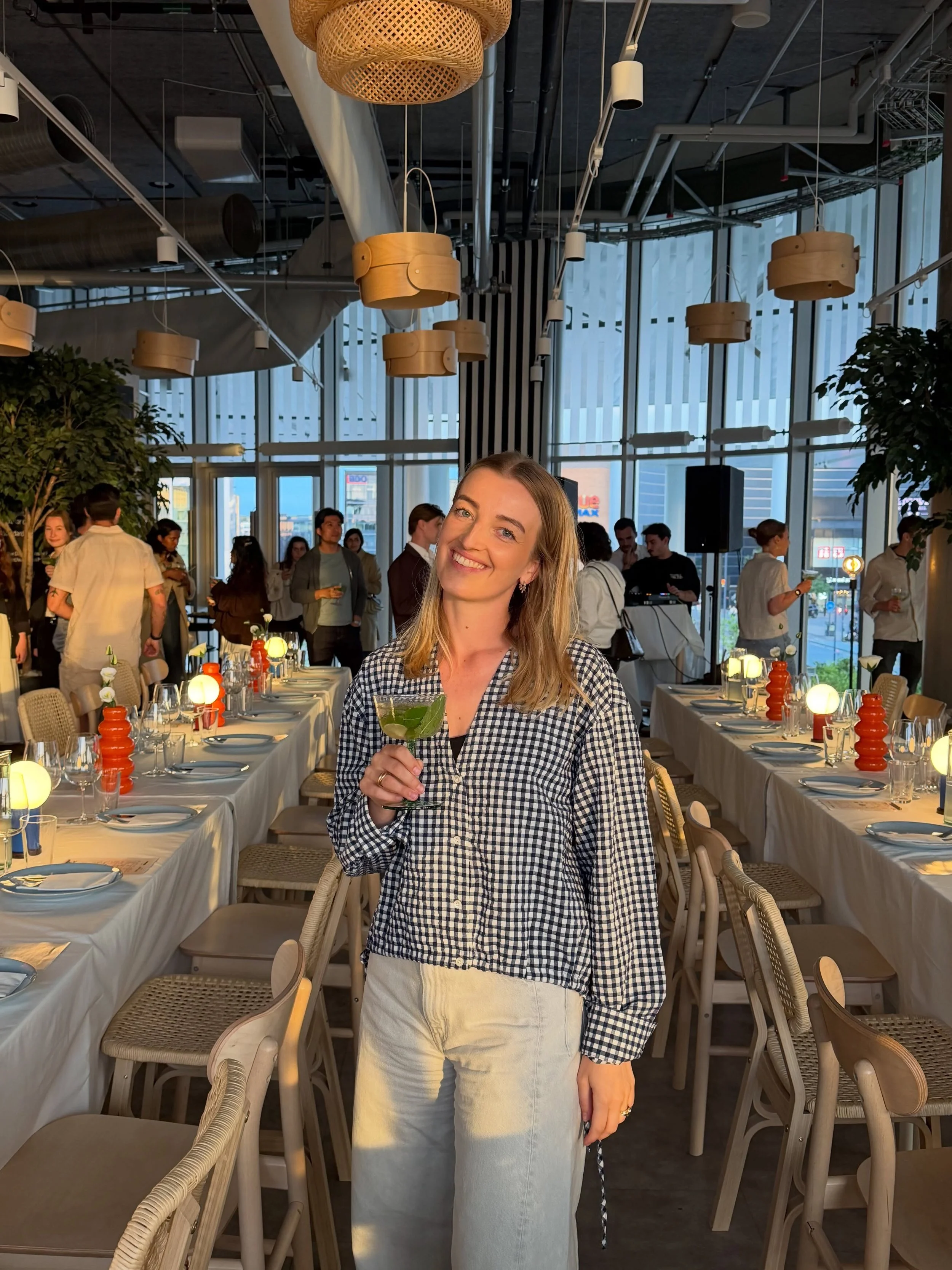 Long table dinner at IKEA? Yess! It felt a bit like being locked in a mall.. what might be a dream come true for many. In my case .. a &bdquo;dream&ldquo; came true. As I never had meatballs at IKEA before this was an absolute first and will remain u