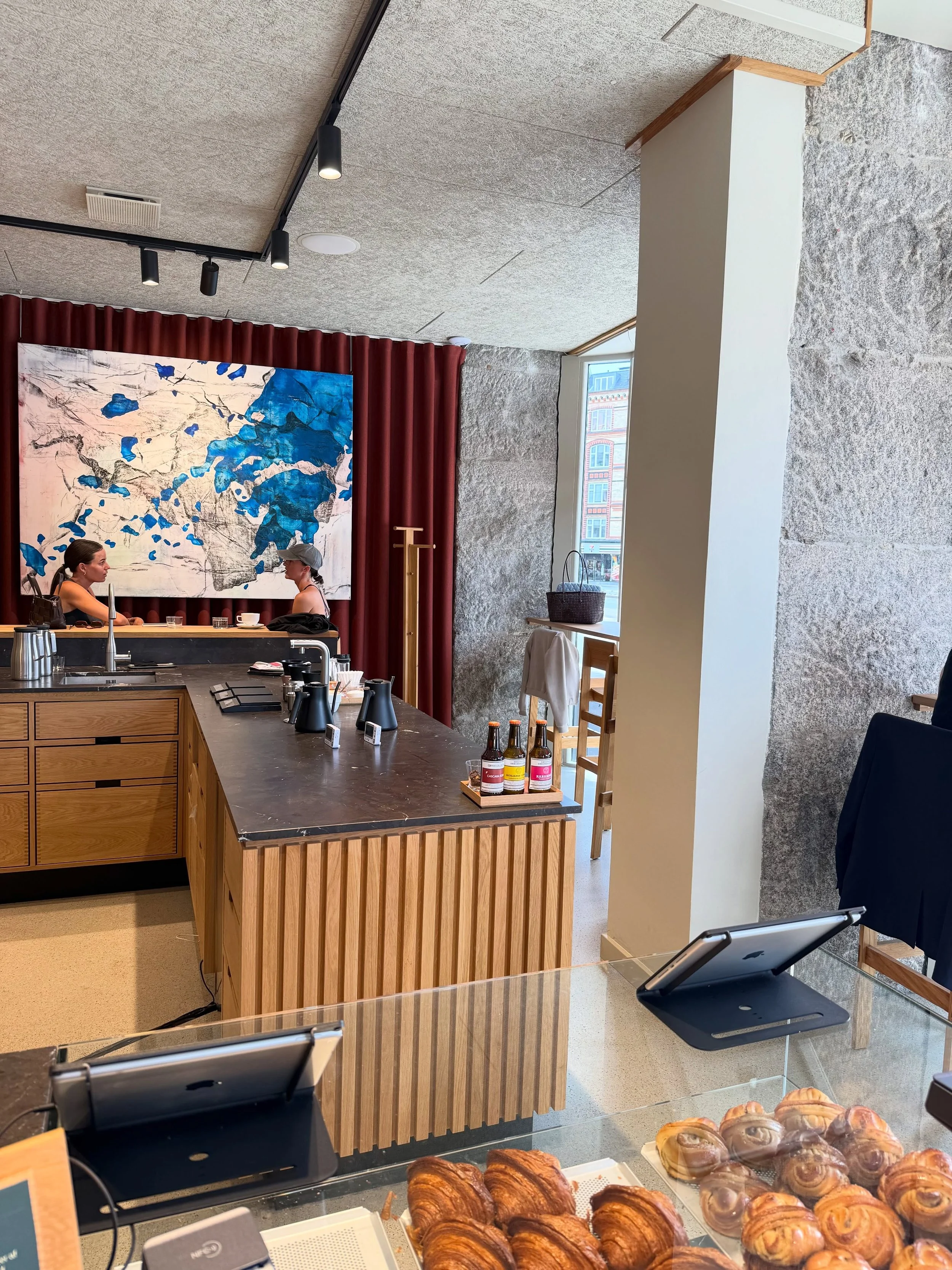Mainly surviving on oat cappuccinos/iced latte, bananas &amp; BMO these days, with the occasional proper &bdquo;meal&ldquo; at a cute caf&eacute; 🤭
Whatever keeps the flow state flowing 🚀