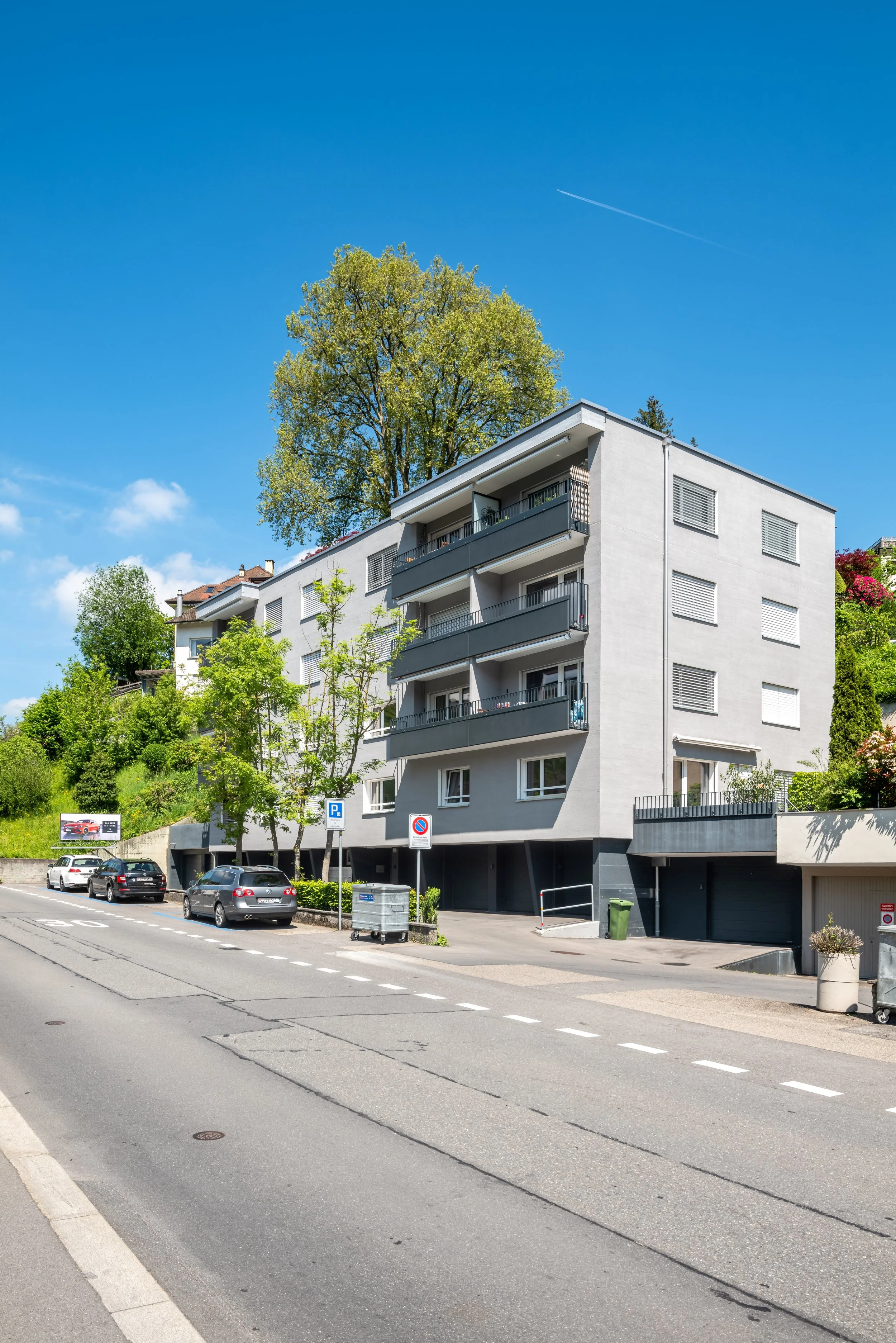 St. Karlistrasse 54, Luzern - Mehrstöckiges, saniertes Wohngebäude mit Balkonen in einer ruhigen Wohngegend bei sonnigem Himmel