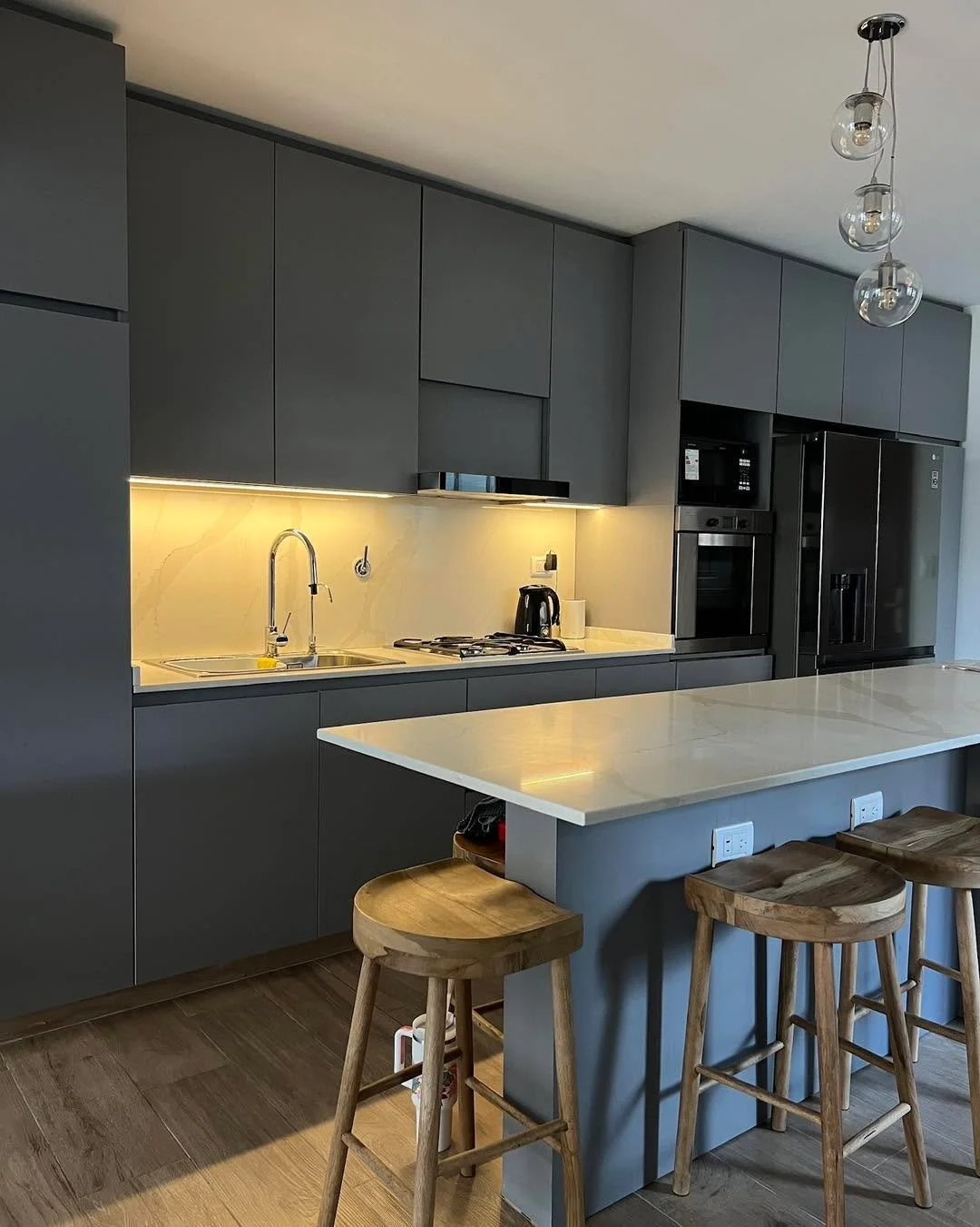 Este proyecto en Villa Urquiza es el ejemplo perfecto de que el dise&ntilde;o a medida es la clave para crear un espacio &uacute;nico. ✨

Nos enamoramos del color Gris Basalto, que le dio una elegancia y modernidad incre&iacute;bles a esta cocina y s