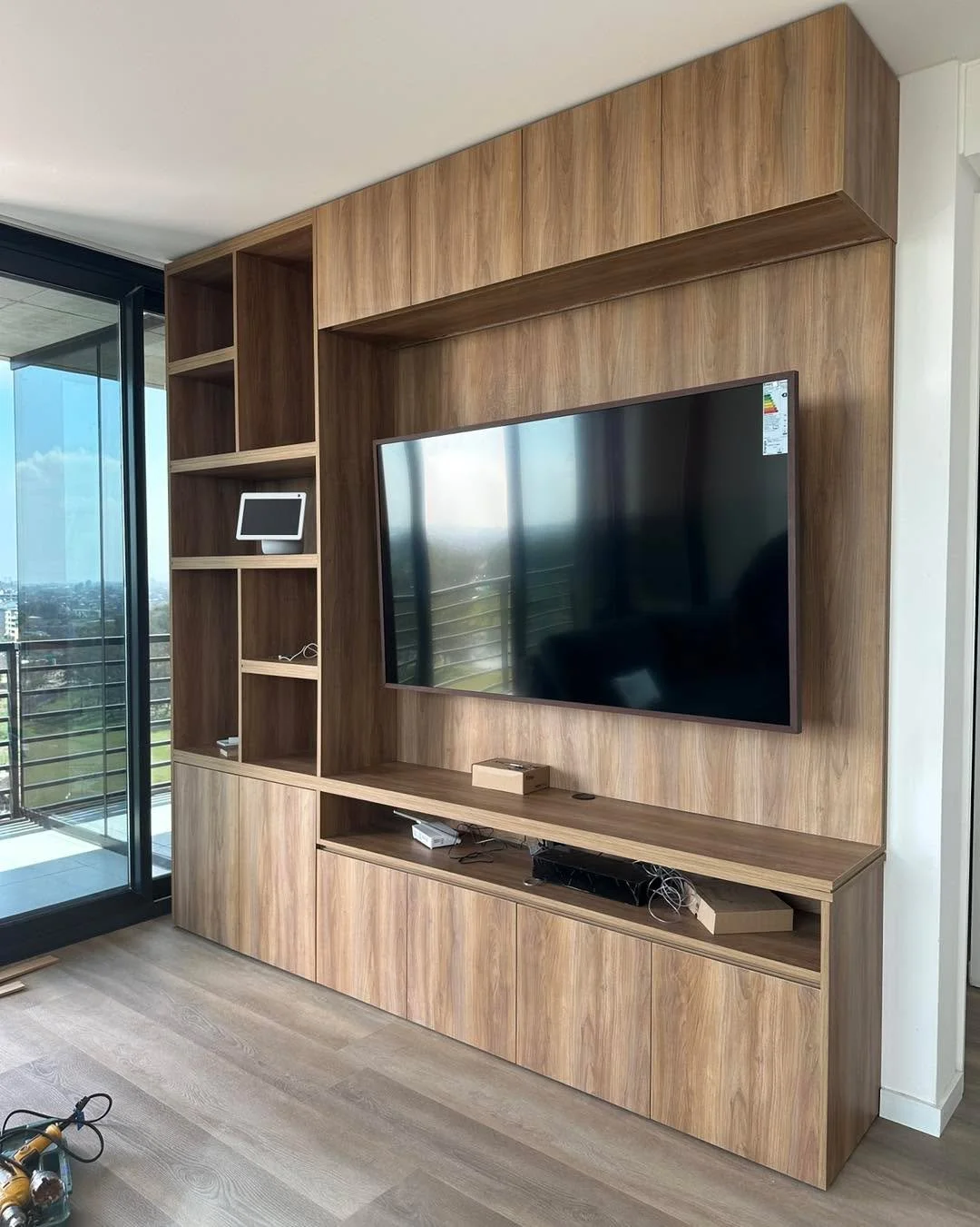 📺 Rack de TV y barra de cocina en Scotch 18mm, aportando calidez y modernidad al ambiente.
👗 Vestidor en Caju 18mm con luces LED integradas, pensado para maximizar organizaci&oacute;n y estilo.
🚪 Placard blanco piso a techo con tirador de aluminio