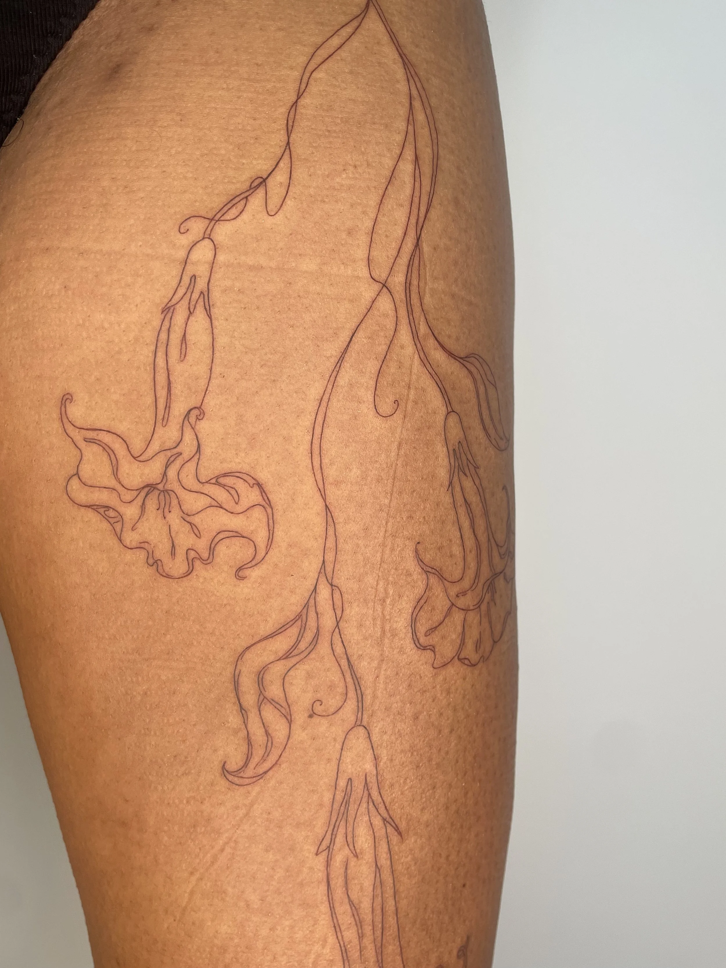 Tatouage représentant le système vasculaire d'une jambe sur la peau.