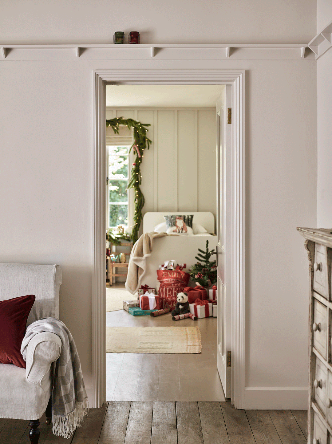FF_GARLAND_DOORWAY_GIF-1080px.gif