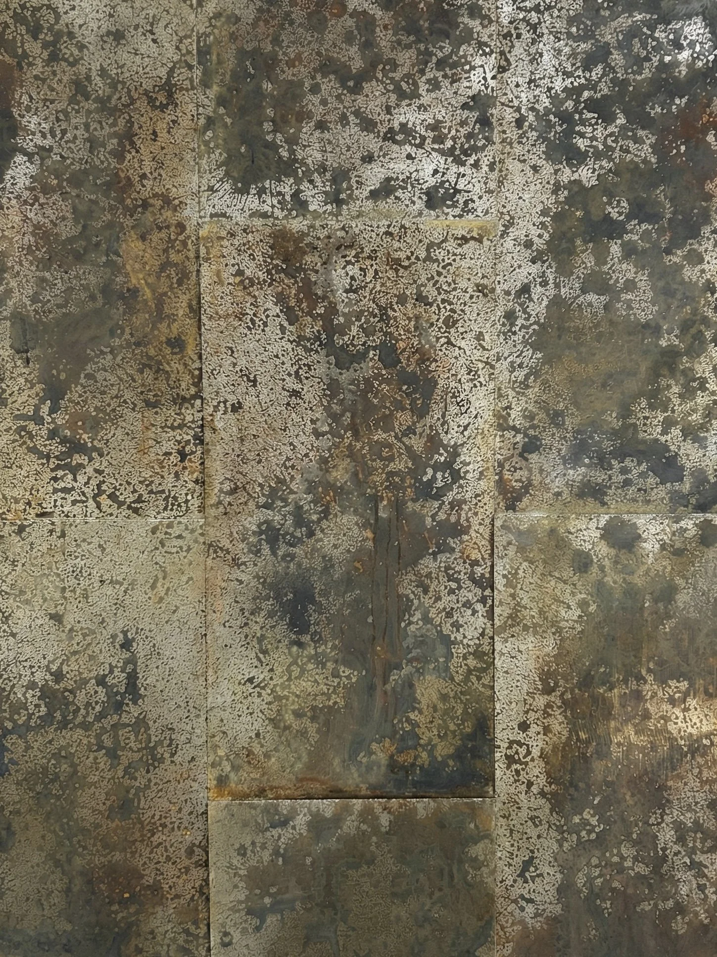 Superficie di metallo rustico con finitura decorativa a motivo di cristalli di ghiaccio o nichel