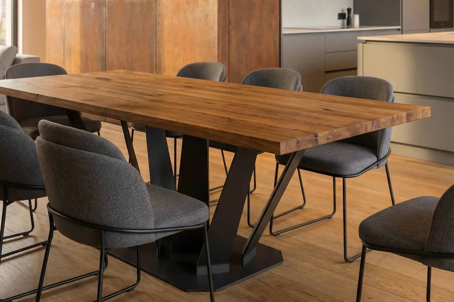 Tavolo in legno in una sala da pranzo con sedie grigie