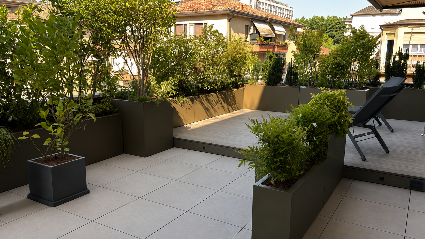Terrazza con fiorirere in metallo e piante mediterranee basse