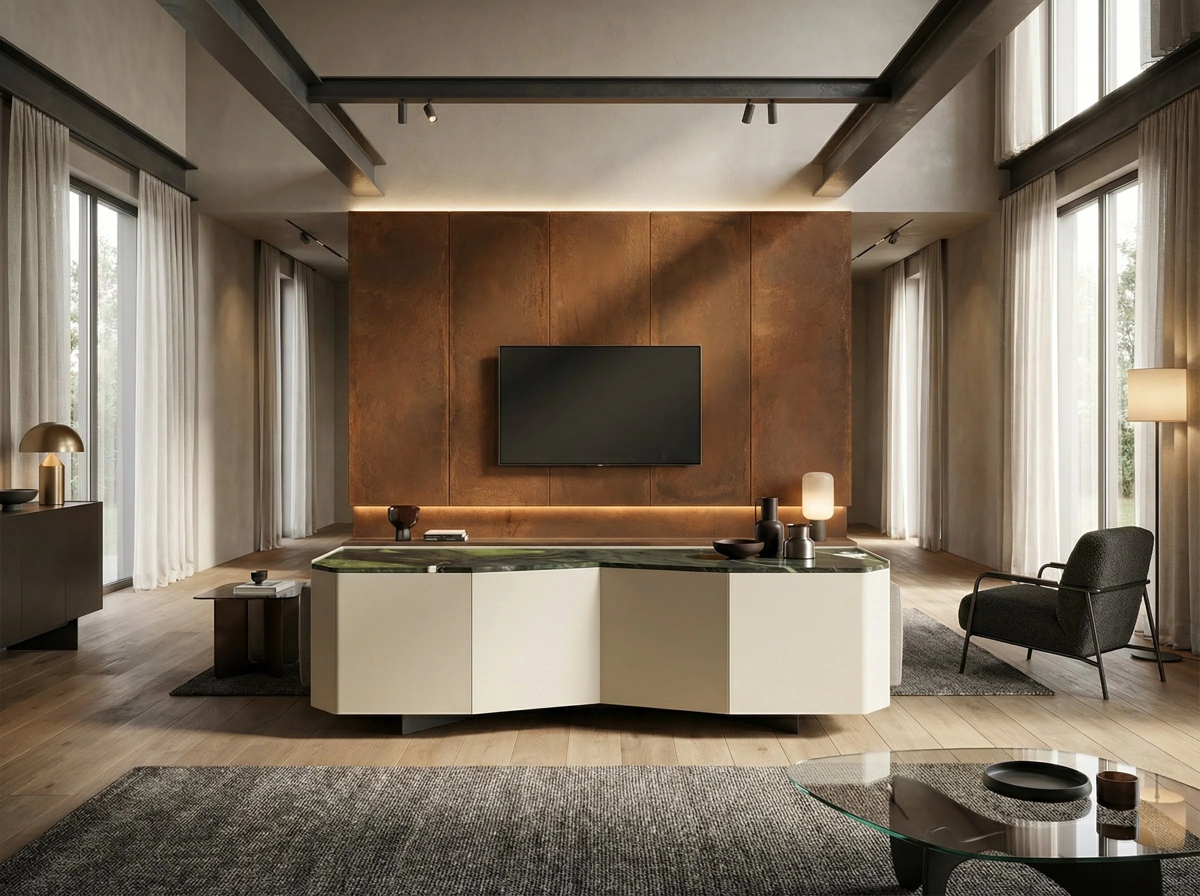 Salotto moderno con parete di pannelli di metallo arrugginito, grande televisore sul muro, divano bianco con superficie in marmo verde, poltrona nera, tavolino rotondo in vetro, lampade e tende bianche lungo grandi finestroni.