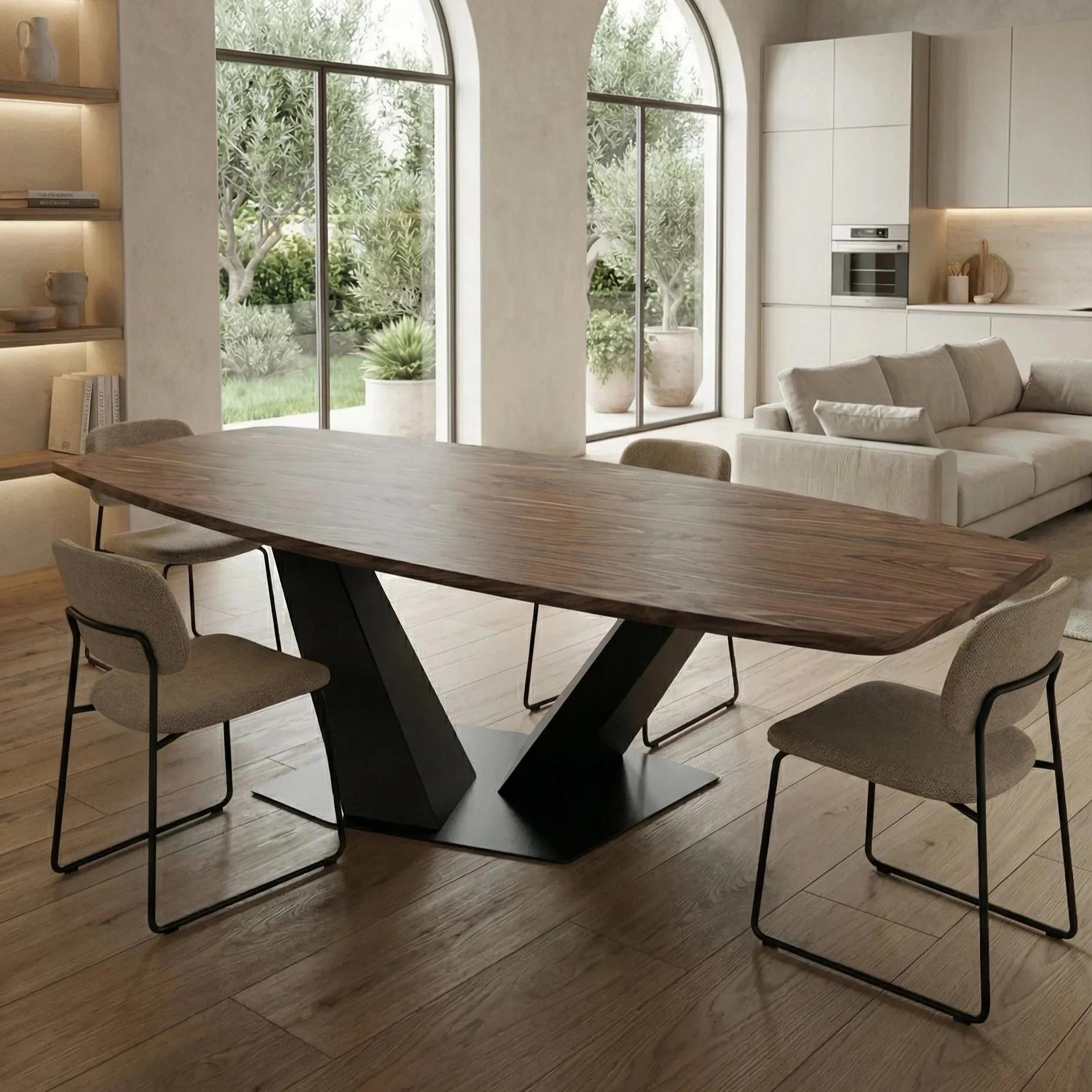 Sala da pranzo con tavolo in legno e sedie imbottite, soggiorno con divano beige e cucina moderna con grandi finestre che affacciano su un giardino verde.