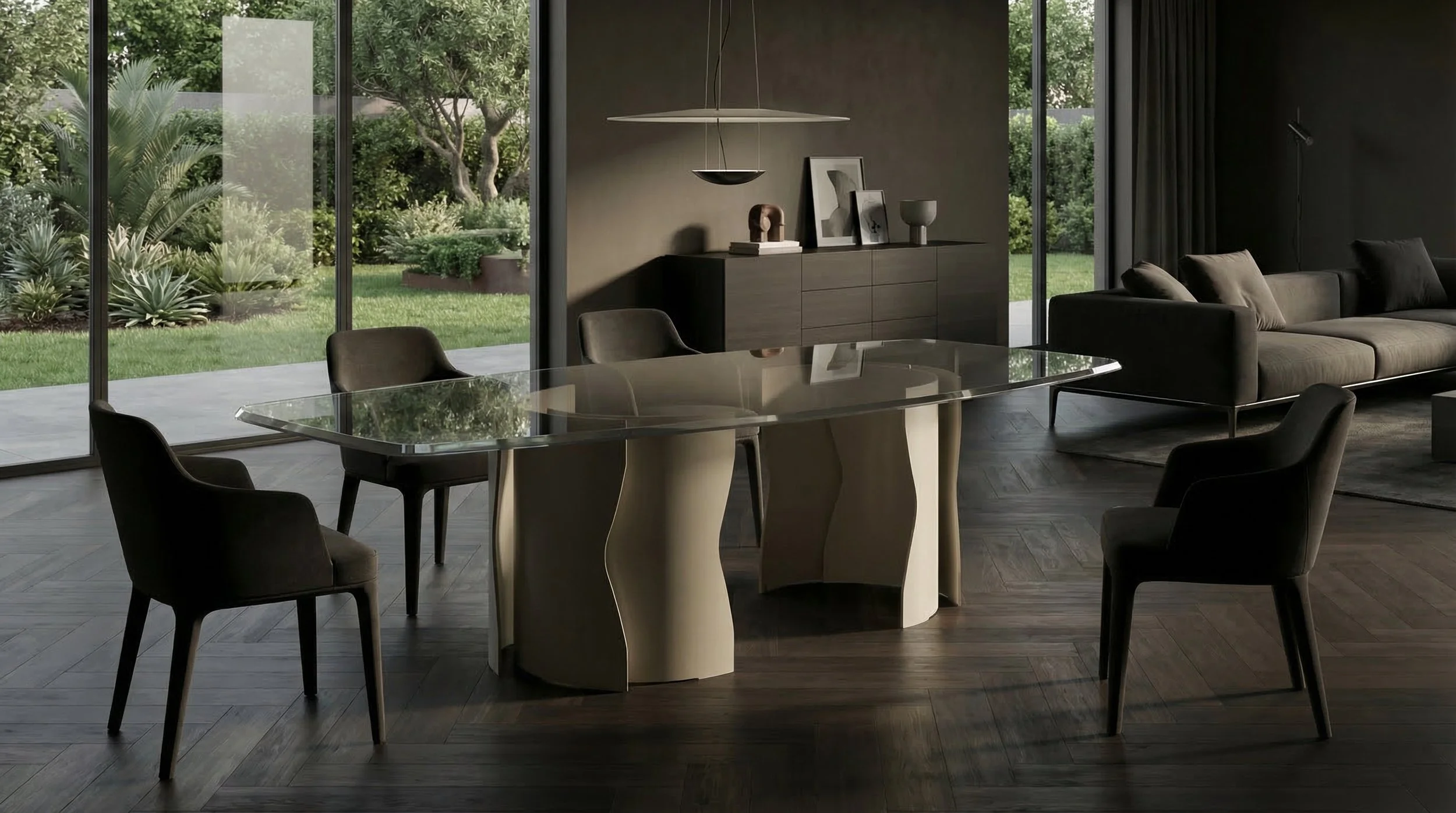 Sala da pranzo moderna con tavolo in vetro e sette sedie nere, soggiorno con divano grigio chiaro, mobili scuri, grandi finestre che mostrano un giardino verdeggiante.