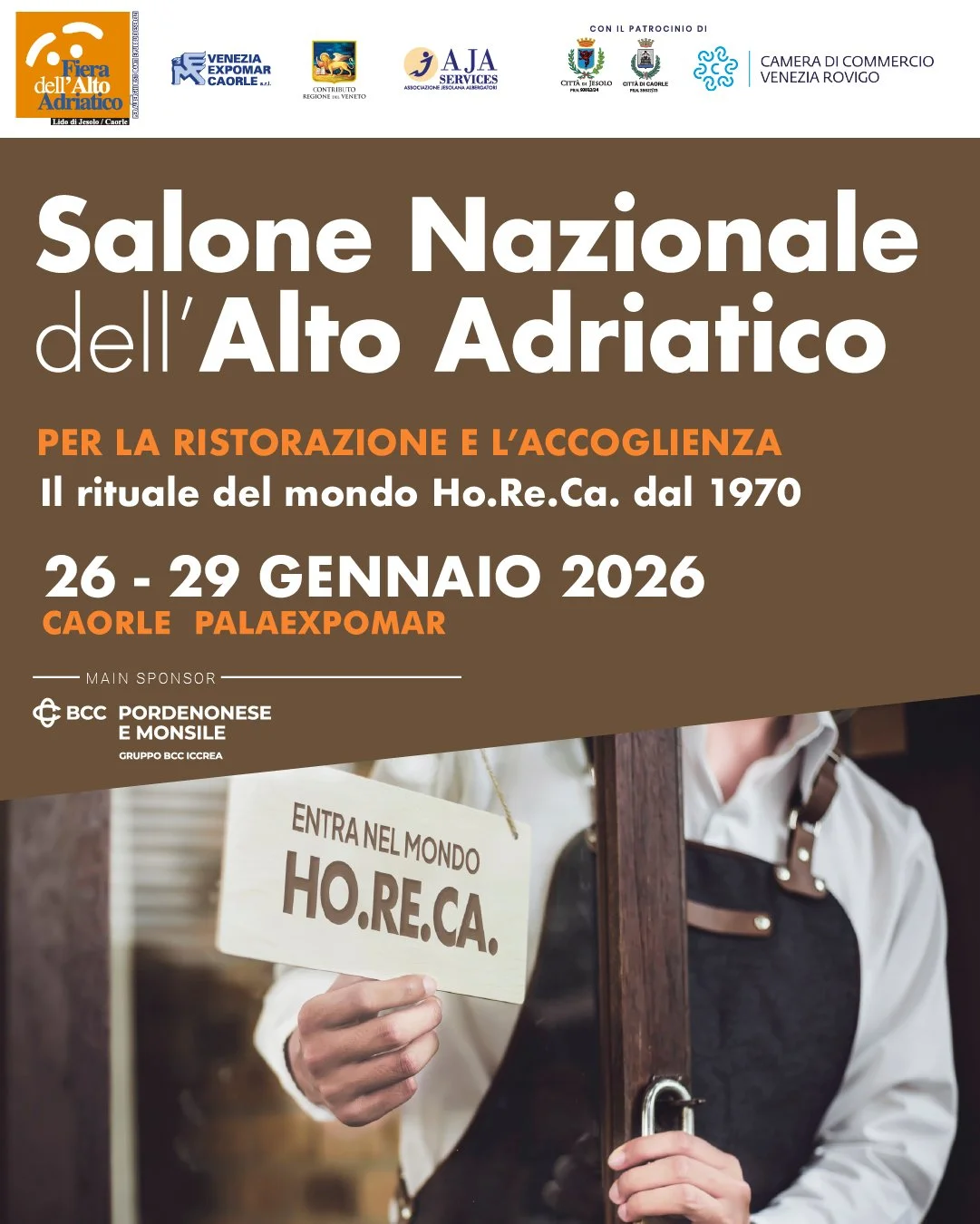 Poster dell'evento Salone Nazionale dell'Alto Adriatico che si terrà dal 26 al 29 gennaio 2026 presso Caorle PalaEXPOMAR, con loghi di enti e sponsor in alto e un'immagine di una persona che tiene un cartello con scritto 'Entra nel mondo Ho.Re.Ca.'.