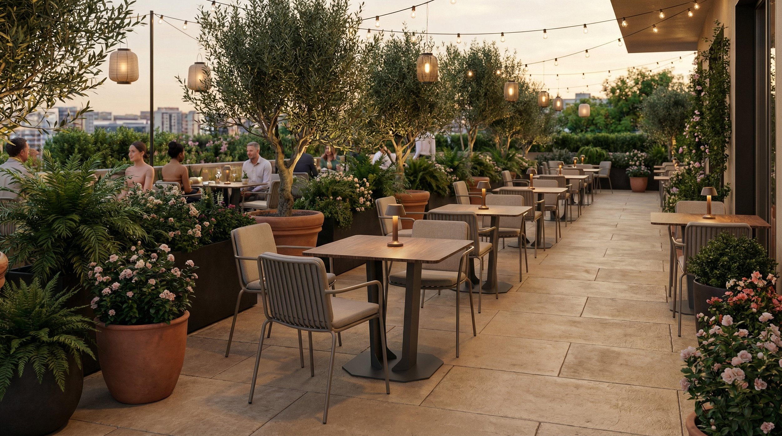 Terrazza esterna di un ristorante con tavoli, sedie e piante, illuminata da luci sospese al tramonto.