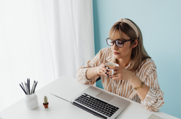 A therapist creating her website to increase her visibility - The Passive Practice