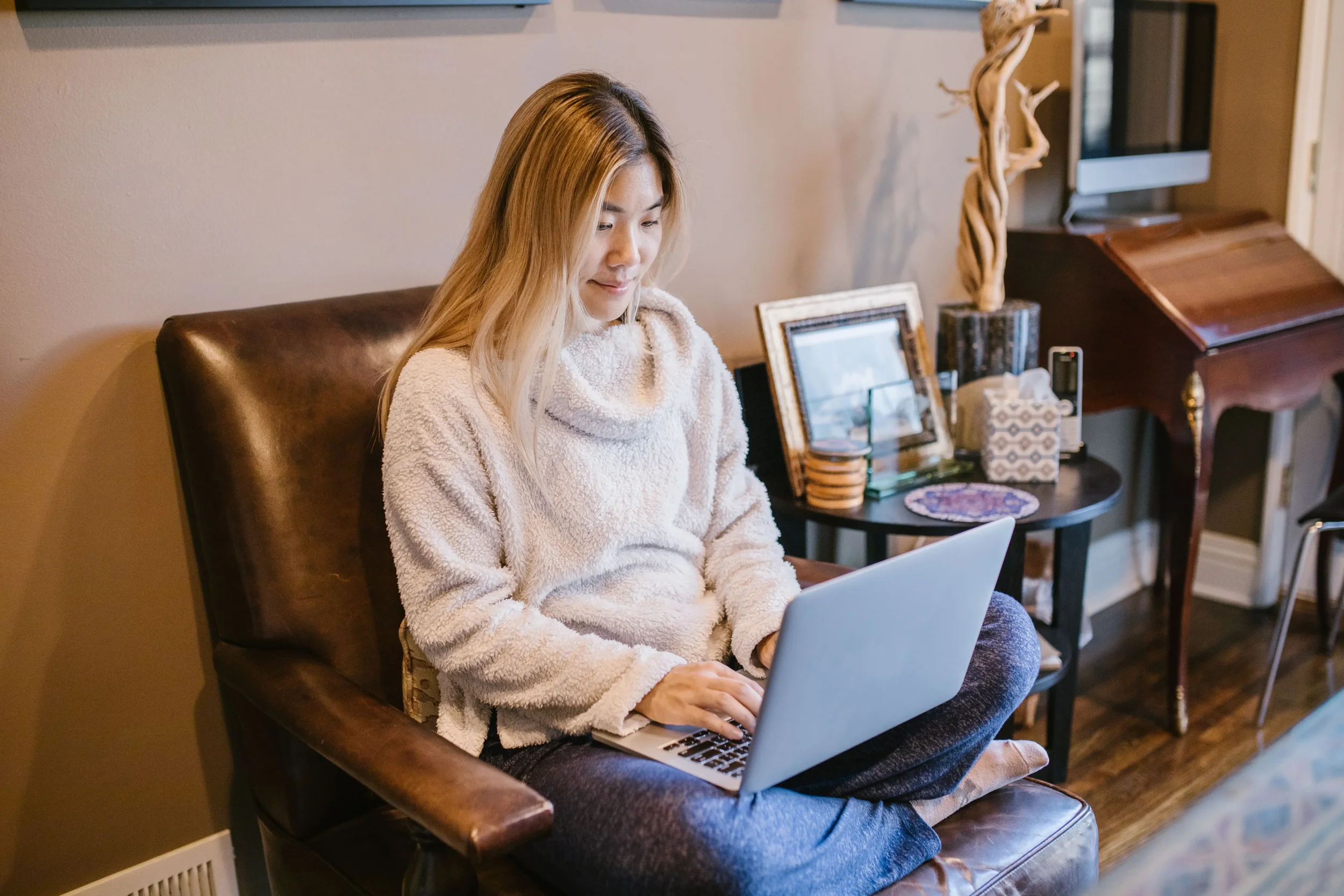 Course creator developing a therapist-led online program from home, turning professional knowledge into structured lessons, resources, and a digital learning experience.