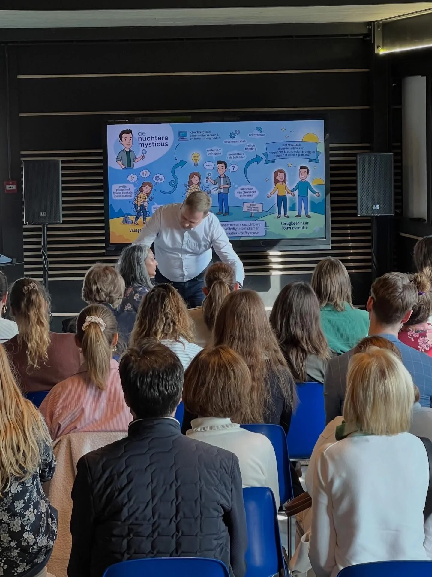 Maarten Wauters - de Nuchtere Mysticus - geeft een demonstratie tijdens de Open Coffee Leuven.