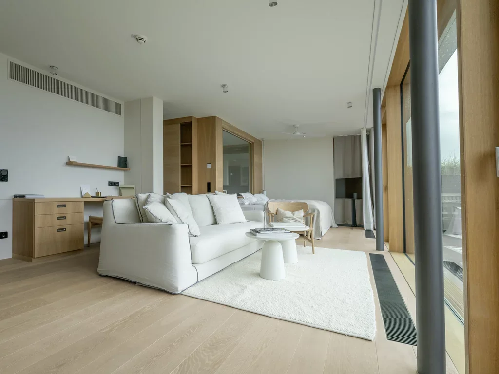Madera natural vs. otros materiales: por qué el piso que eliges importa más de lo que crees