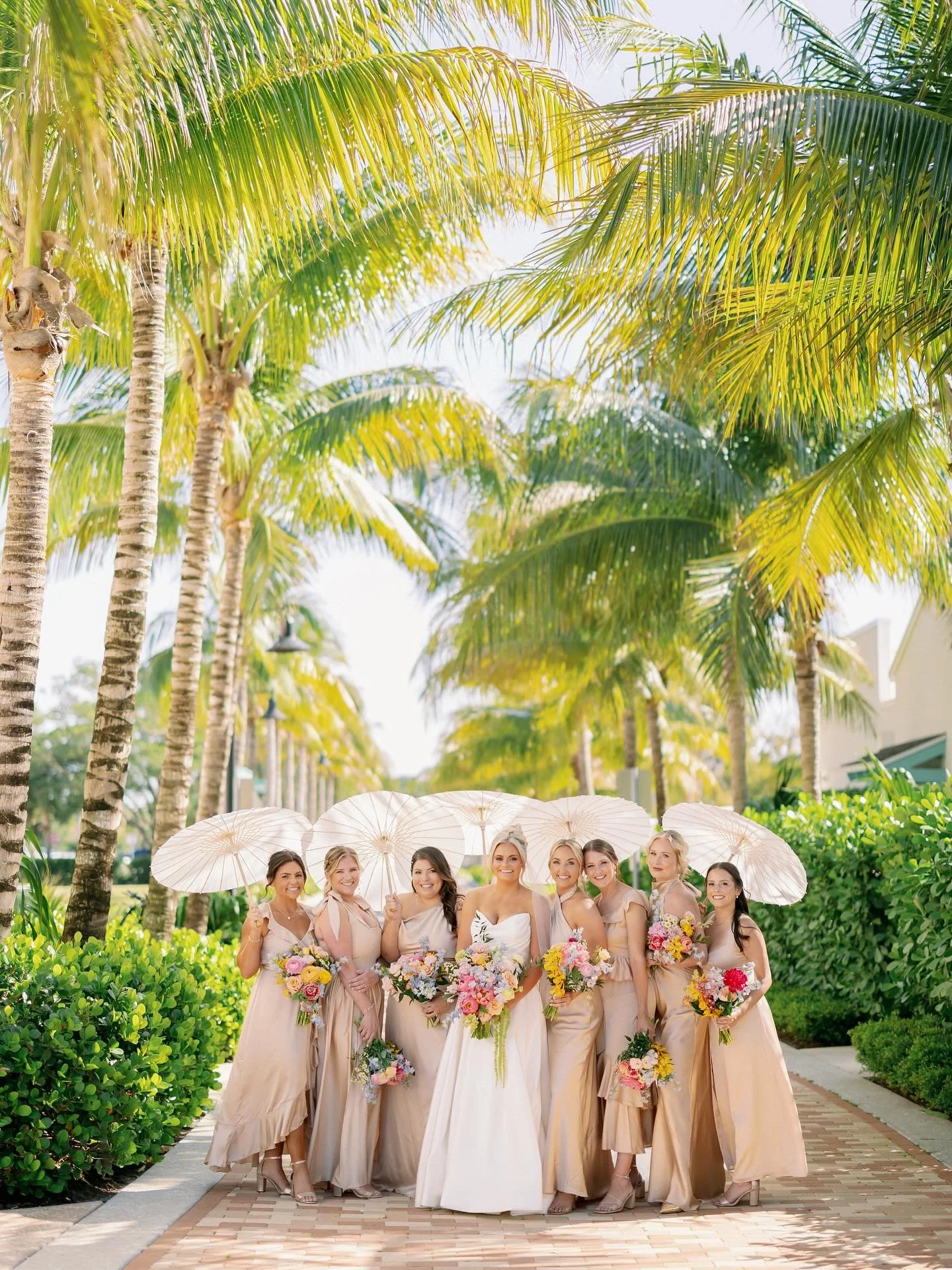 Obsessed w/ them 🖤 

Sweet spring wedding with the most beautiful florals! 

#orlandoweddingphotographer #jupiterweddingphotographer Florida Wedding Photographer