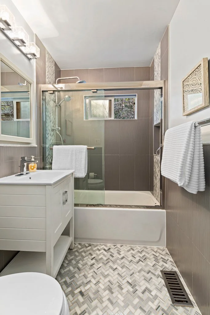 621 Larchmont Dr Smaller 035.jpg