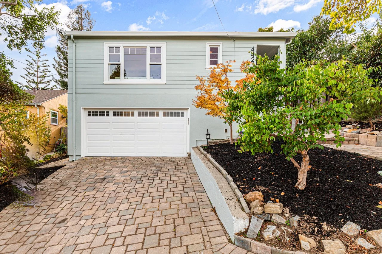 4421 Albert St Smaller 002.jpg