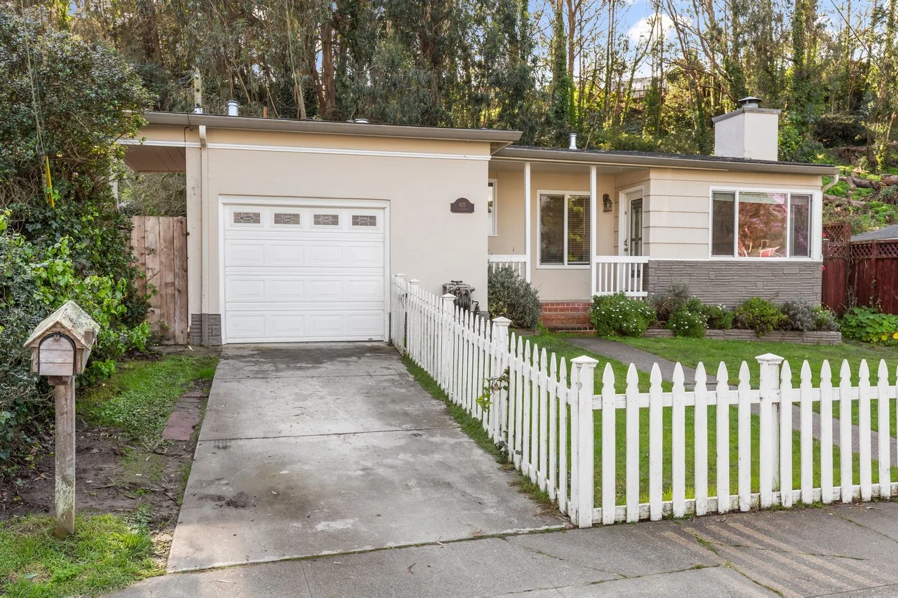 621 Larchmont Dr Smaller 004.jpg