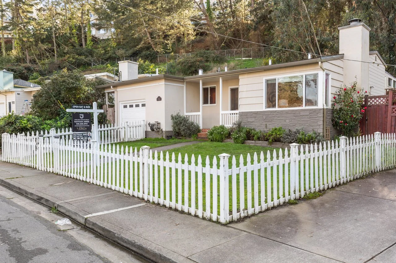 621 Larchmont Dr Smaller 005.jpg