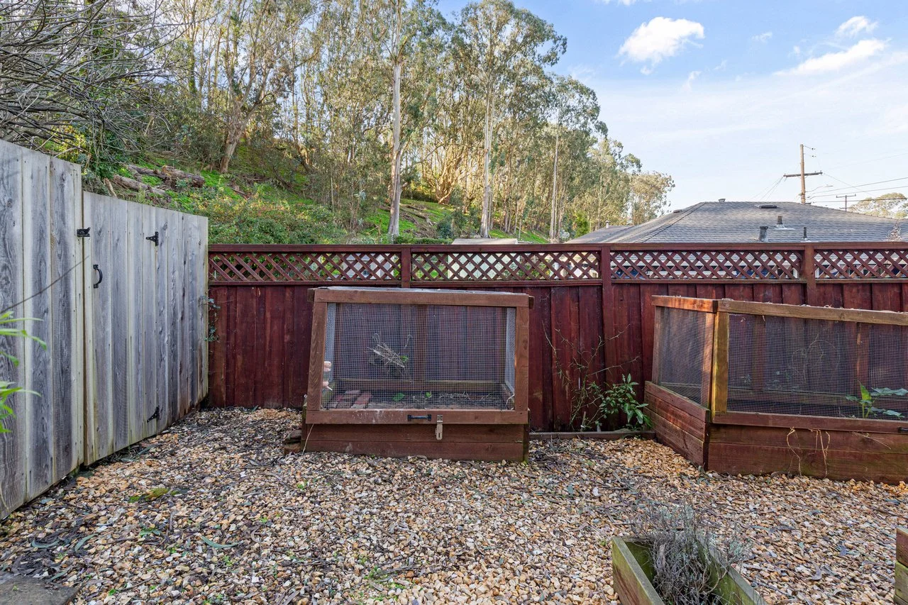 621 Larchmont Dr Smaller 052.jpg