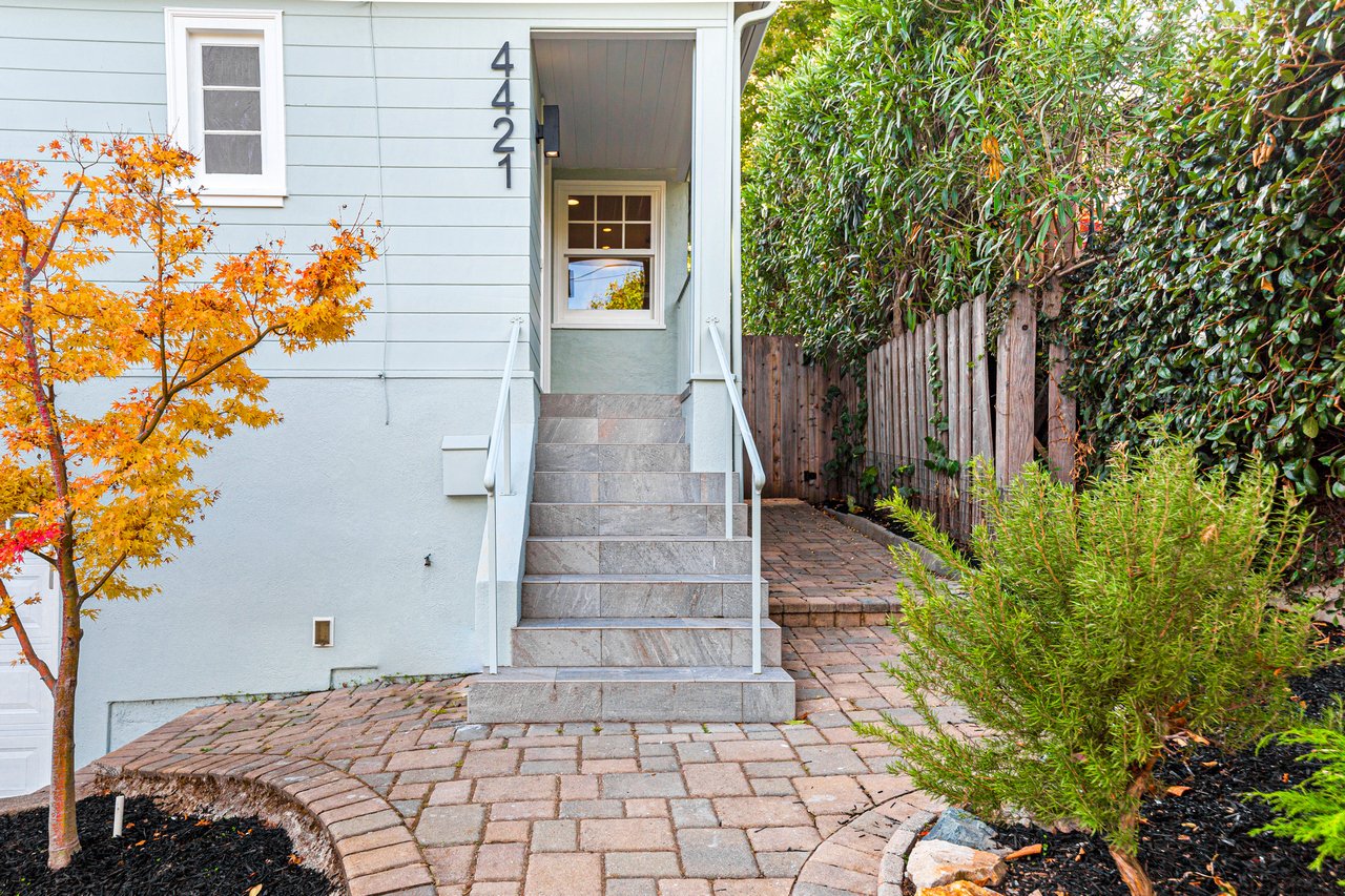 4421 Albert St Smaller 005.jpg