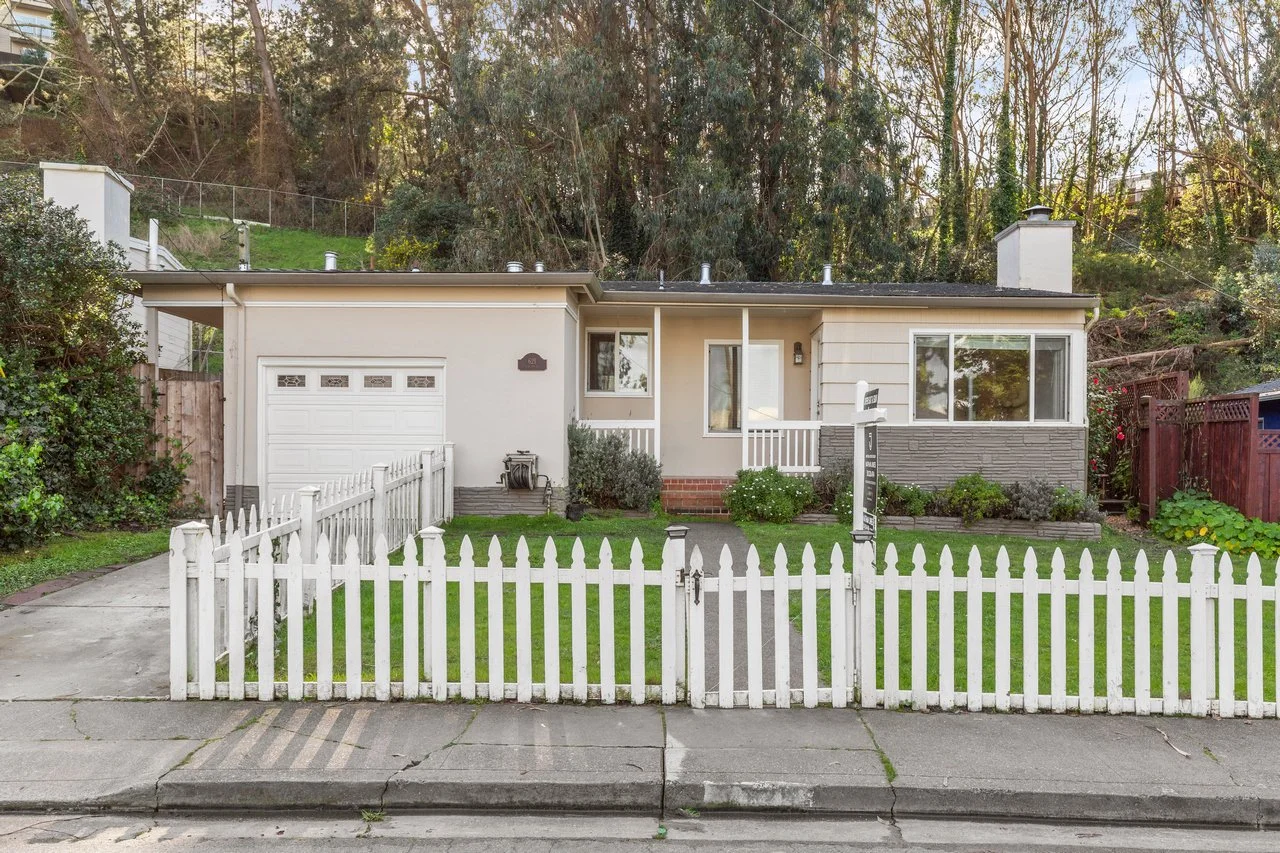 621 Larchmont Dr Smaller 003.jpg