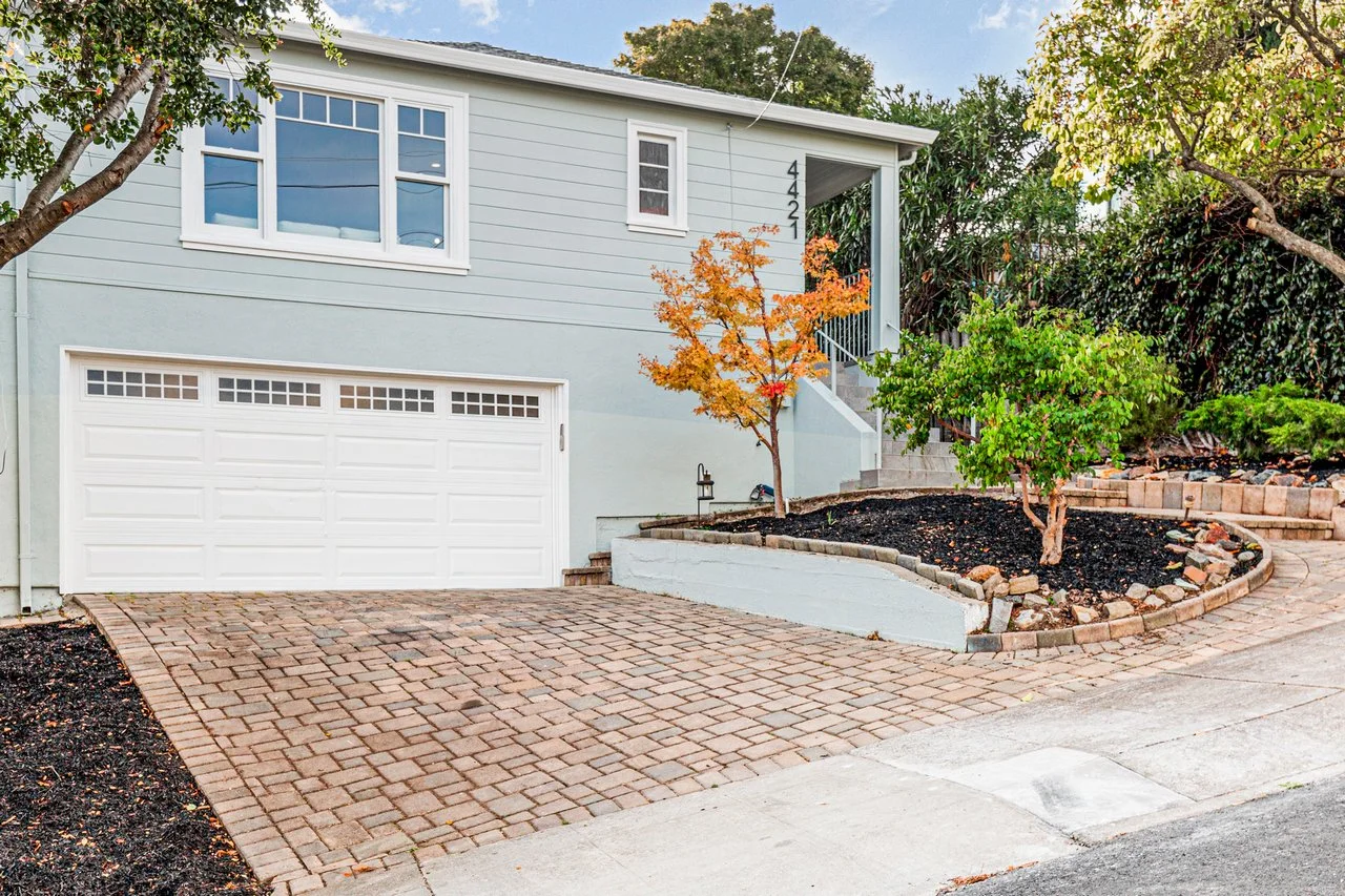 4421 Albert St Smaller 004.jpg