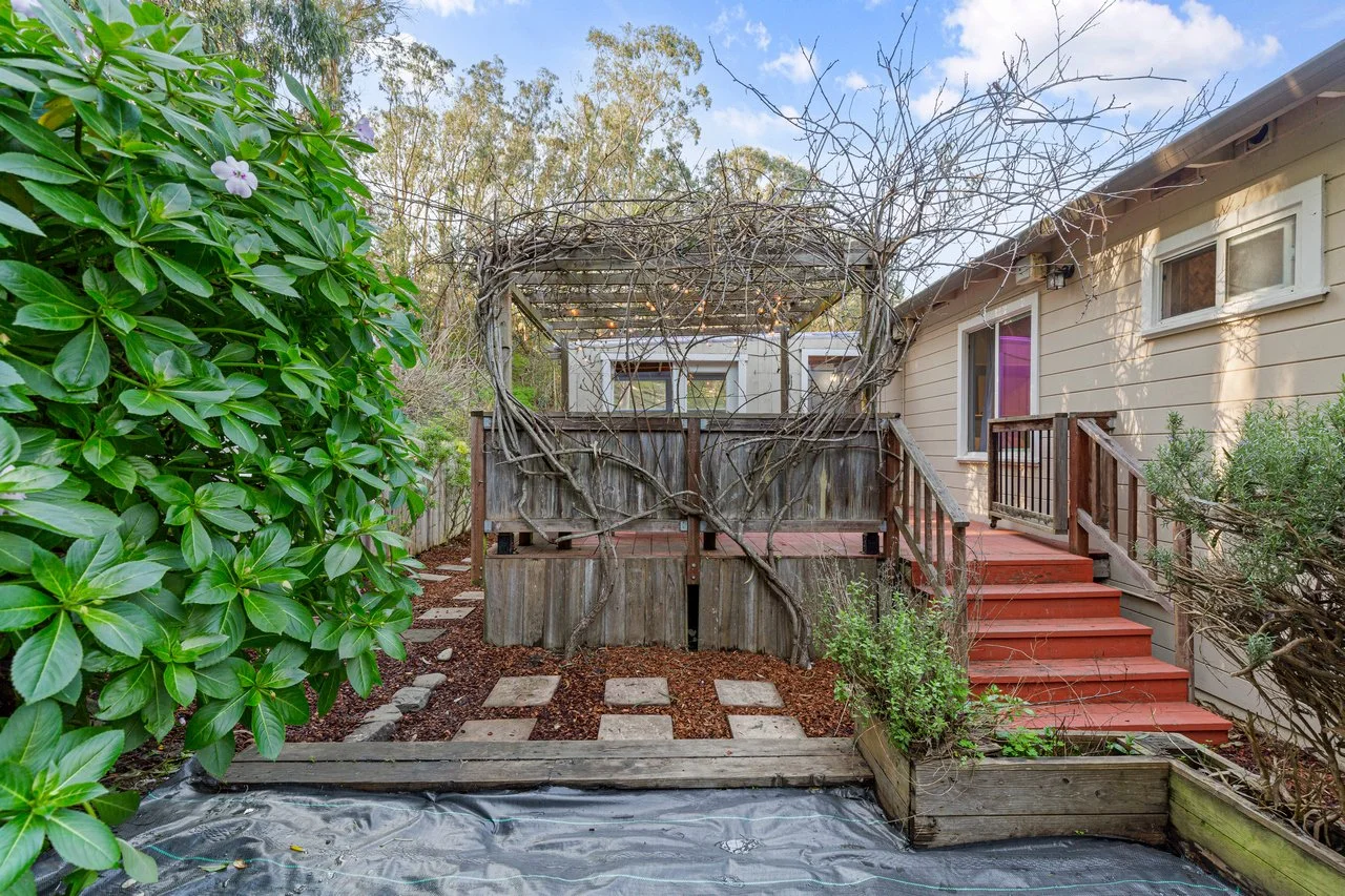 621 Larchmont Dr Smaller 051.jpg