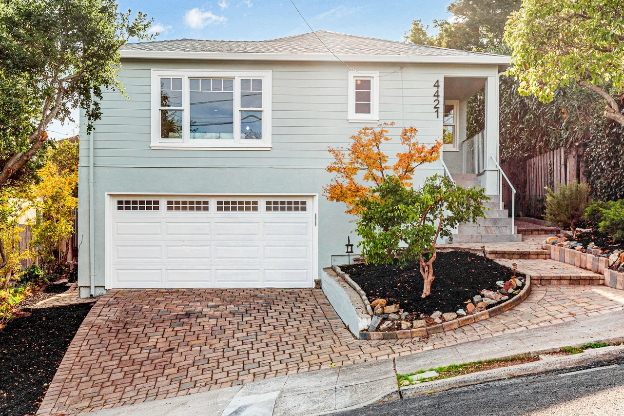 4421 Albert St Smaller 003.jpg