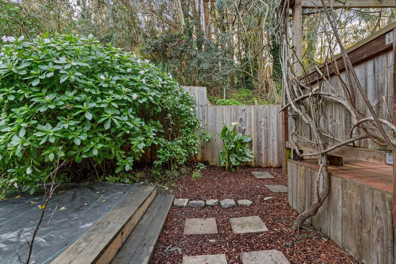 621 Larchmont Dr Smaller 050.jpg