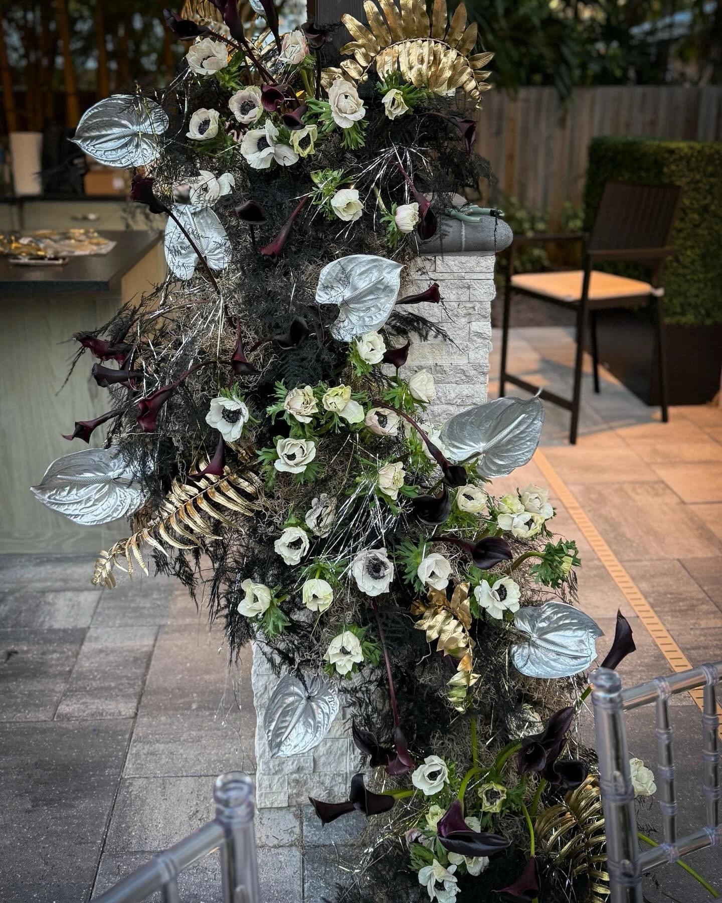 Flowers on the table.
Glasses full.
People close.

Happy New Year.

#newyears2026 #florist #newyearsparty