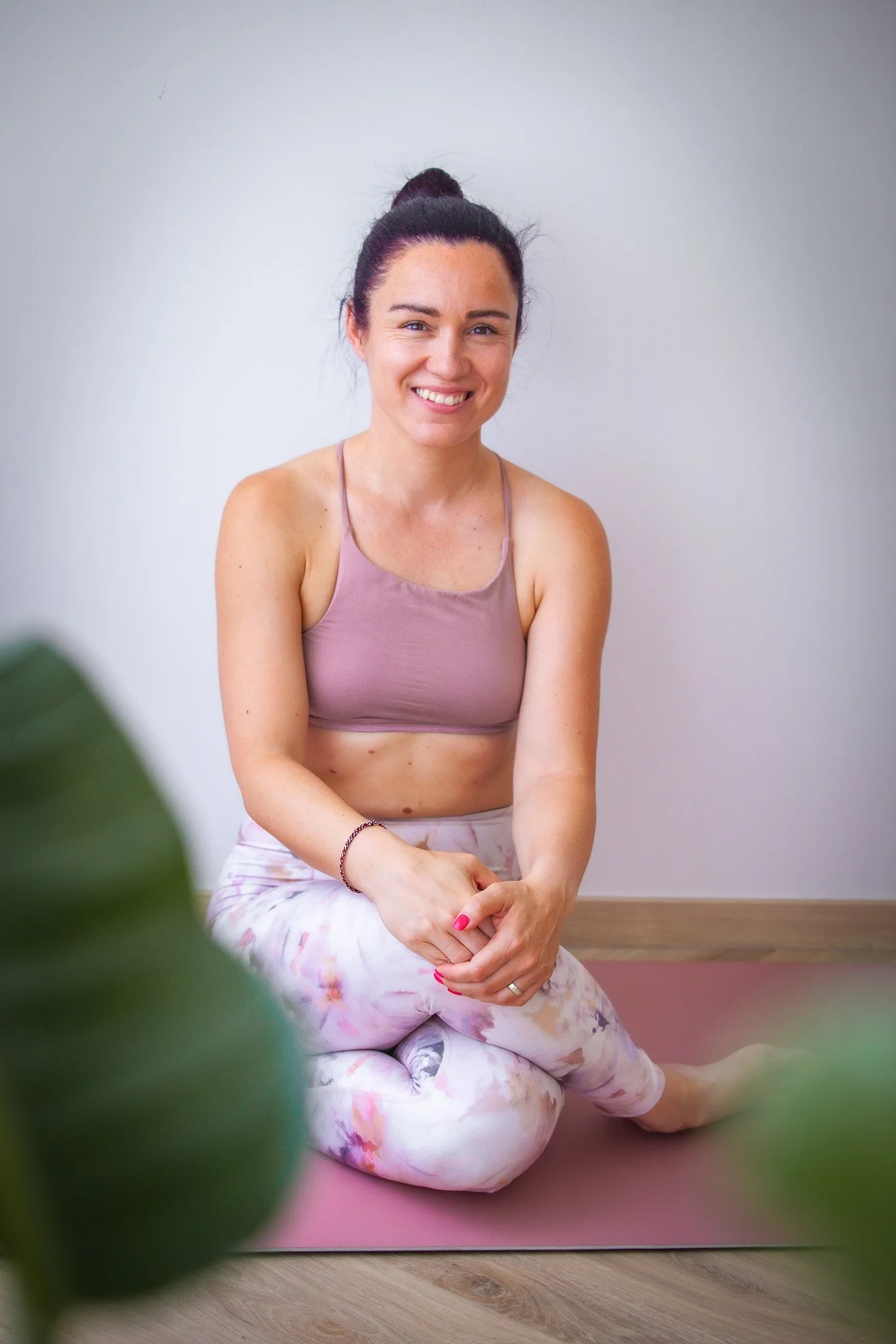 Učiteljica joge Nika, ustanoviteljica blagovne znamke Feelight Yoga v studiu Luna na Fužinah, Ljubljana