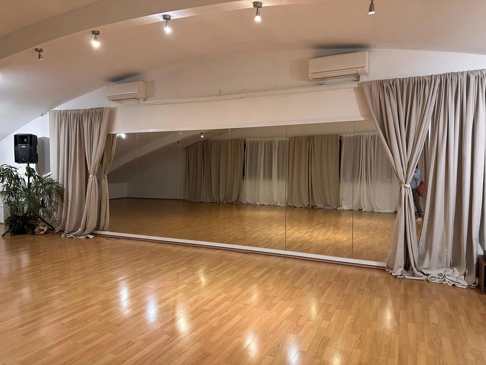 Feelight joga Flow yoga ob torkih v lepem prostornem in svetlem studiu AHO na Viiču (Murgle) Ljubljana, sezona 2026/2027