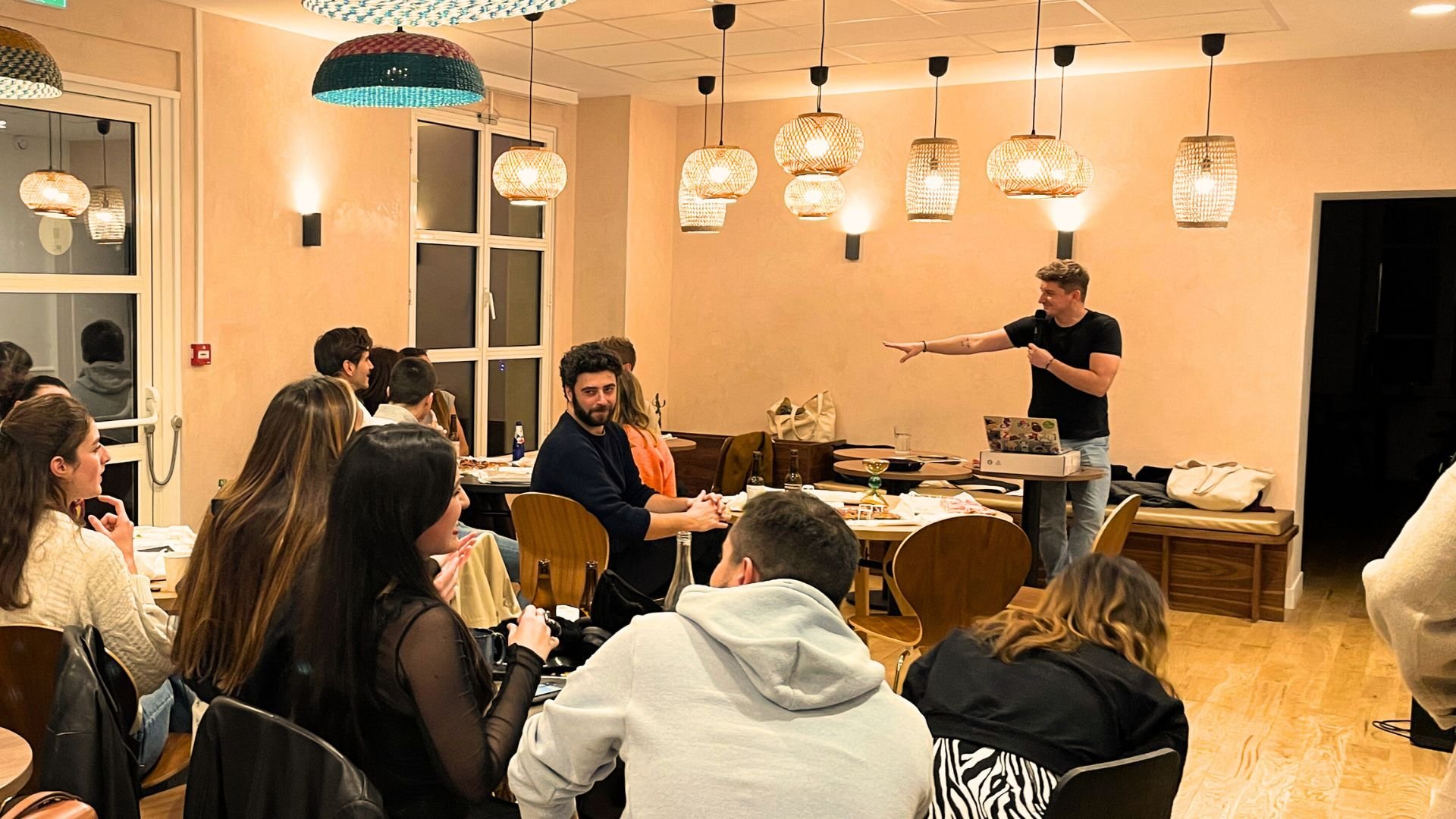 Esteban Puttner en animation interactive lors d'une soirée afterwork.